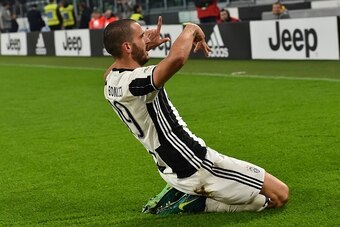 Juventus' Italian defender Leonardo Bonucci celebrates after scoring a goal during the Italian Serie A football match Juventus vs Napoli at Juventus Stadium in Turin on October 29,  2016. / AFP / GIUSEPPE CACACE        (Photo credit should read GIUSEPPE C