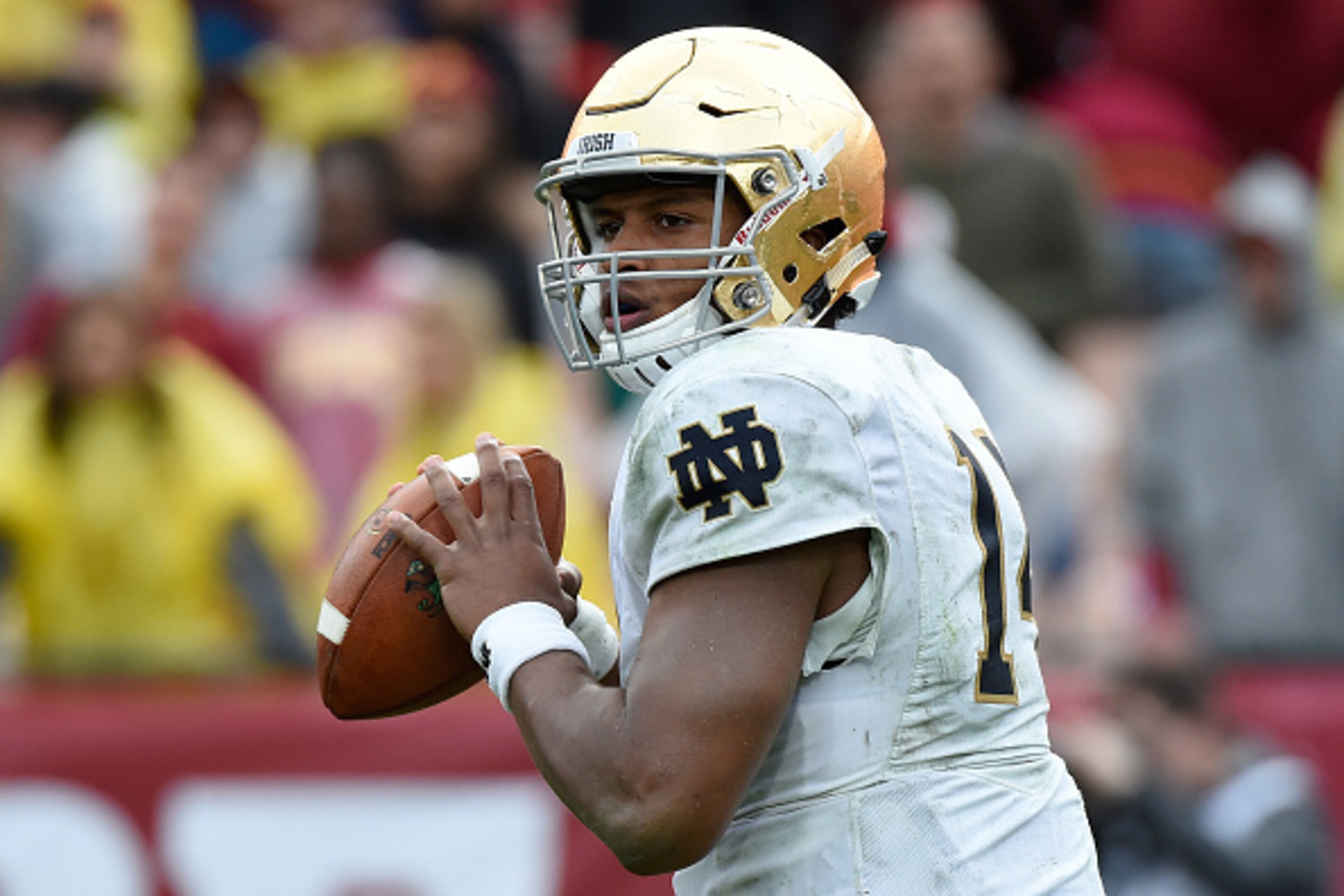 LOS ANGELES, CA - NOVEMBER 26: DeShone Kizer #14 of the Notre Dame Fighting Irish looks to pass the ball against the USC Trojans at Los Angeles Memorial Coliseum on November 26, 2016 in Los Angeles, California. (Photo by Lisa Blumenfeld/Getty Images) LOS ANGELES, CA - NOVEMBER 26: DeShone Kizer #14 of the Notre Dame Fighting Irish looks to pass the ball against the USC Trojans at Los Angeles Memorial Coliseum on November 26, 2016 in Los Angeles, California. (Photo by Lisa Blumenfeld/Getty Images)