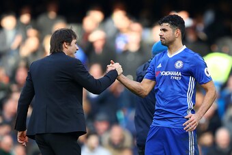 LONDON, ENGLAND - FEBRUARY 04:  Antonio Conte, manager of Chelsea shakes hands with Diego Costa of Chelsea after the Premier League match between Chelsea and Arsenal at Stamford Bridge on February 4, 2017 in London, England.  (Photo by Clive Rose/Getty Im