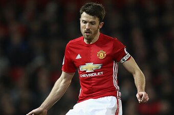 MANCHESTER, ENGLAND - FEBRUARY 01:  Michael Carrick of Manchester United passes the ball during the Premier League match between Manchester United and Hull City at Old Trafford on February 1, 2017 in Manchester, England.  (Photo by Julian Finney/Getty Ima