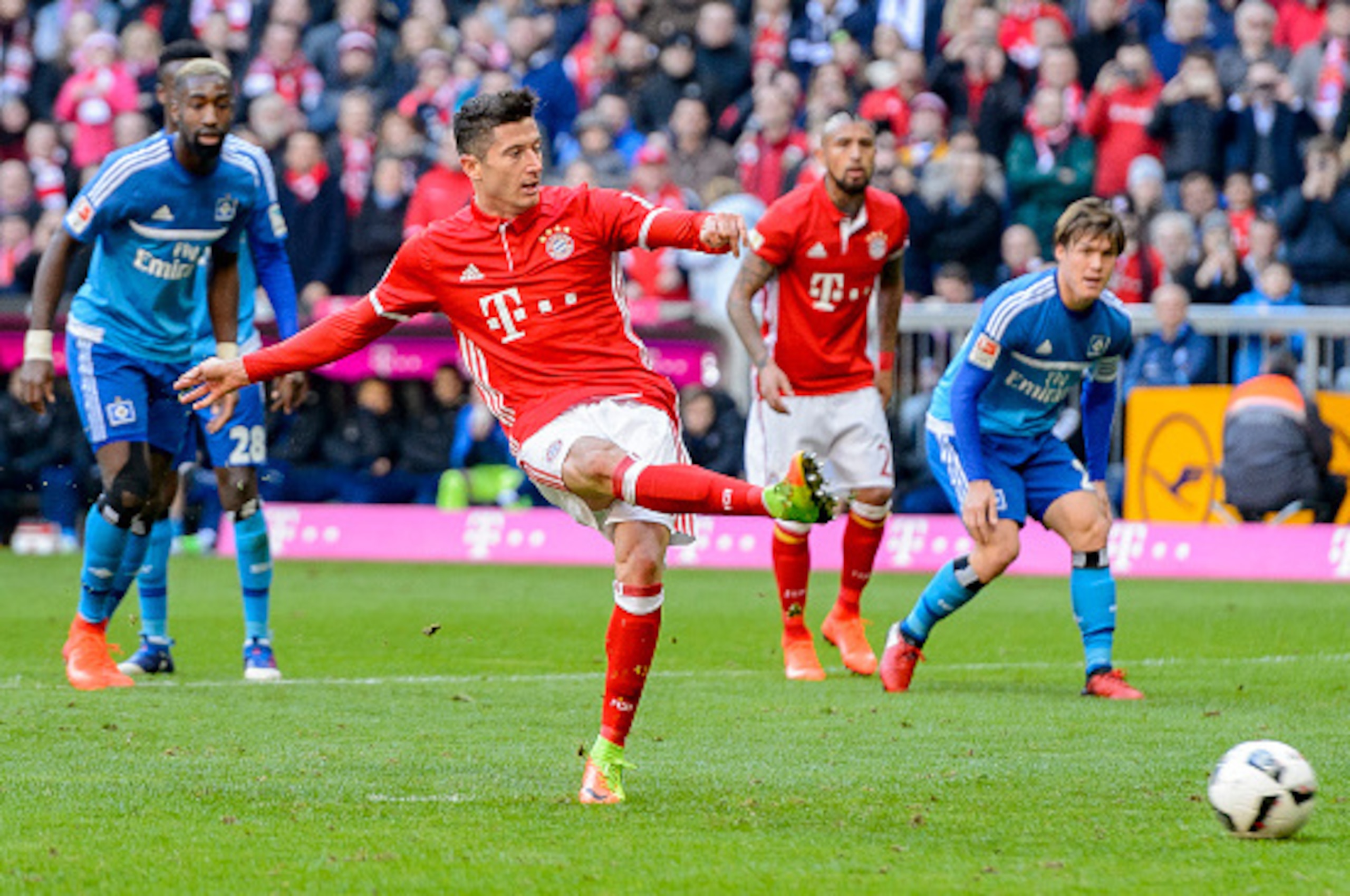 MUNICH, GERMANY - FEBRUARY 25: Robert Lewandowski of Bayern Muenchen scores the second goal for his team with a penalty during the Bundesliga match between Bayern Muenchen and Hamburger SV at Allianz Arena on February 25, 2017 in Munich, Germany. (Photo b