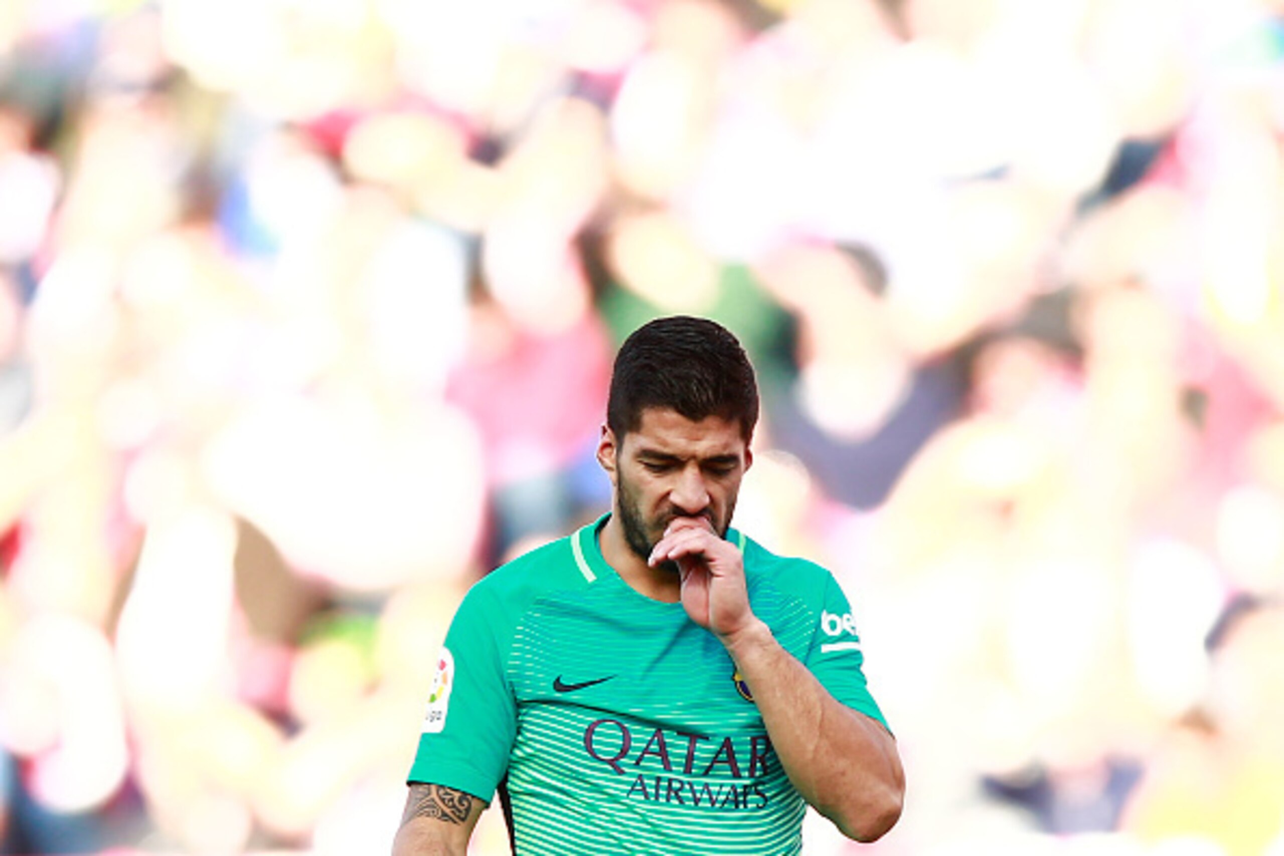 MADRID, SPAIN - FEBRUARY 26: Luis Suarez of FC Barcelona reacts as he fail to score during the La Liga match between Club Atletico de Madrid and FC Barcelona at Vicente Calderon Stadium on February 26, 2017 in Madrid, Spain.  (Photo by Gonzalo Arroyo More