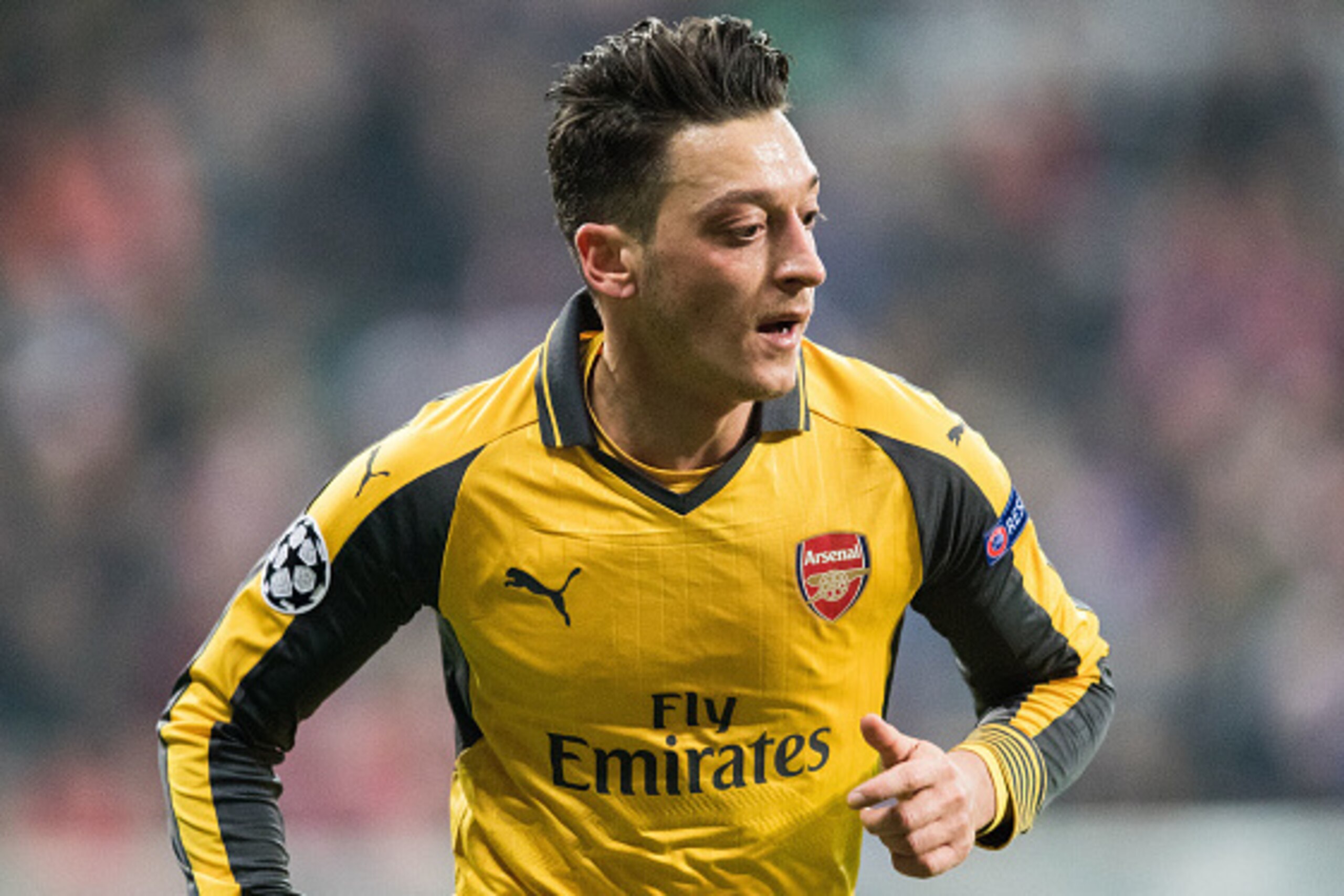 MUNICH, GERMANY - FEBRUARY 15:  Mesut Oezil of Arsenal runs during the UEFA Champions League Round of 16 first leg match between FC Bayern Muenchen and Arsenal FC at Allianz Arena on February 15, 2017 in Munich, Germany.  (Photo by Boris Streubel/Getty Im