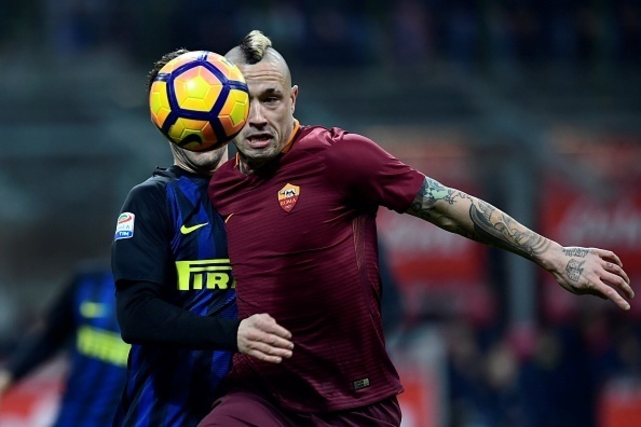 AS Roma's Belgium midfielder Radja Nainggolan (R) vies with Inter Milan's Italian midfielder Roberto Gagliardini during the Italian Serie A football match Inter Milan vs AS Roma at the San Siro stadium in Milan on February 26, 2017. / AFP / MIGUEL MEDINA 