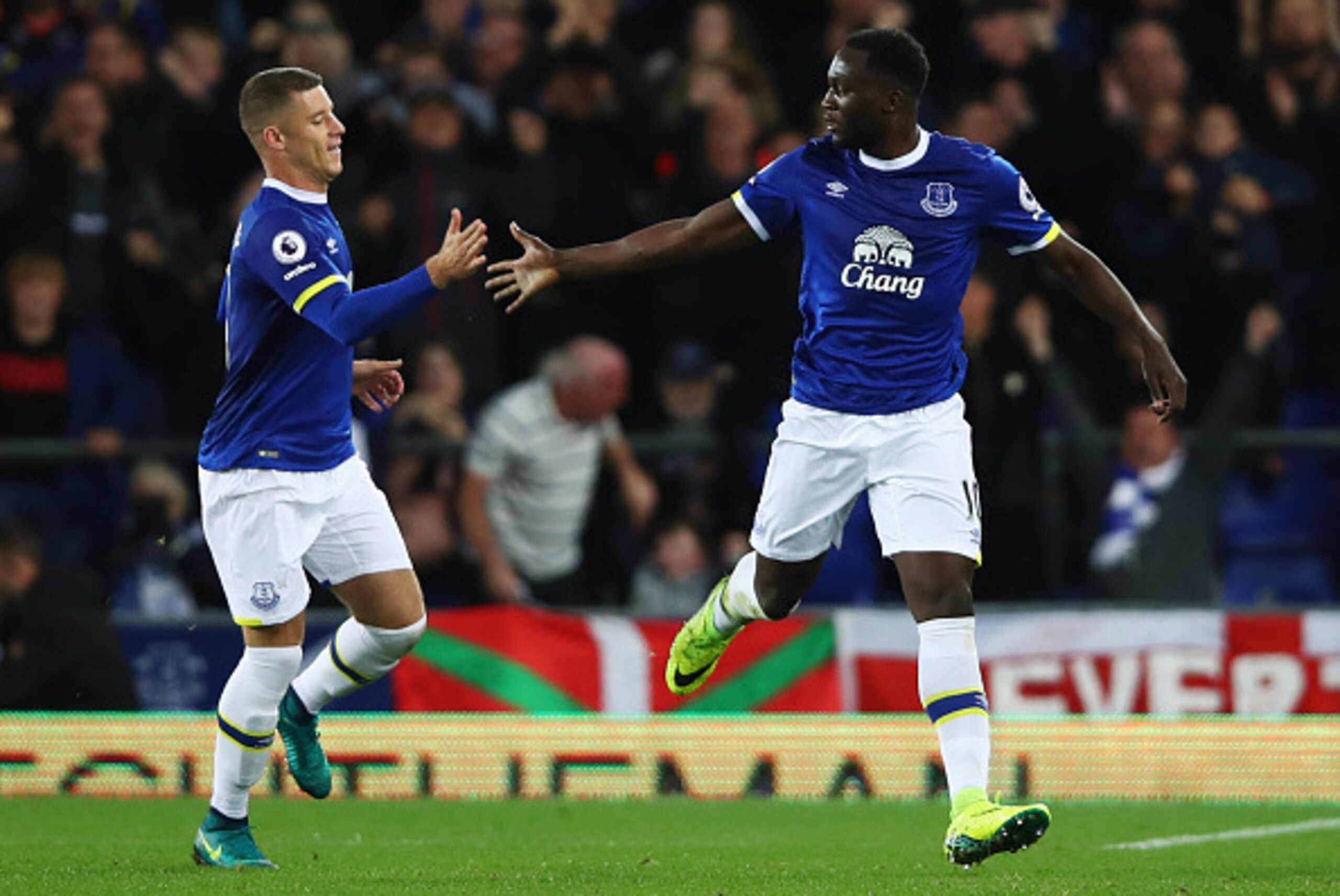 LIVERPOOL, ENGLAND - SEPTEMBER 30:  Romelu Lukaku of Everton (R) celebrates with team mate Ross Barkley (L) as he scores their first goal from a free kick during the Premier League match between Everton and Crystal Palace at Goodison Park on September 30,