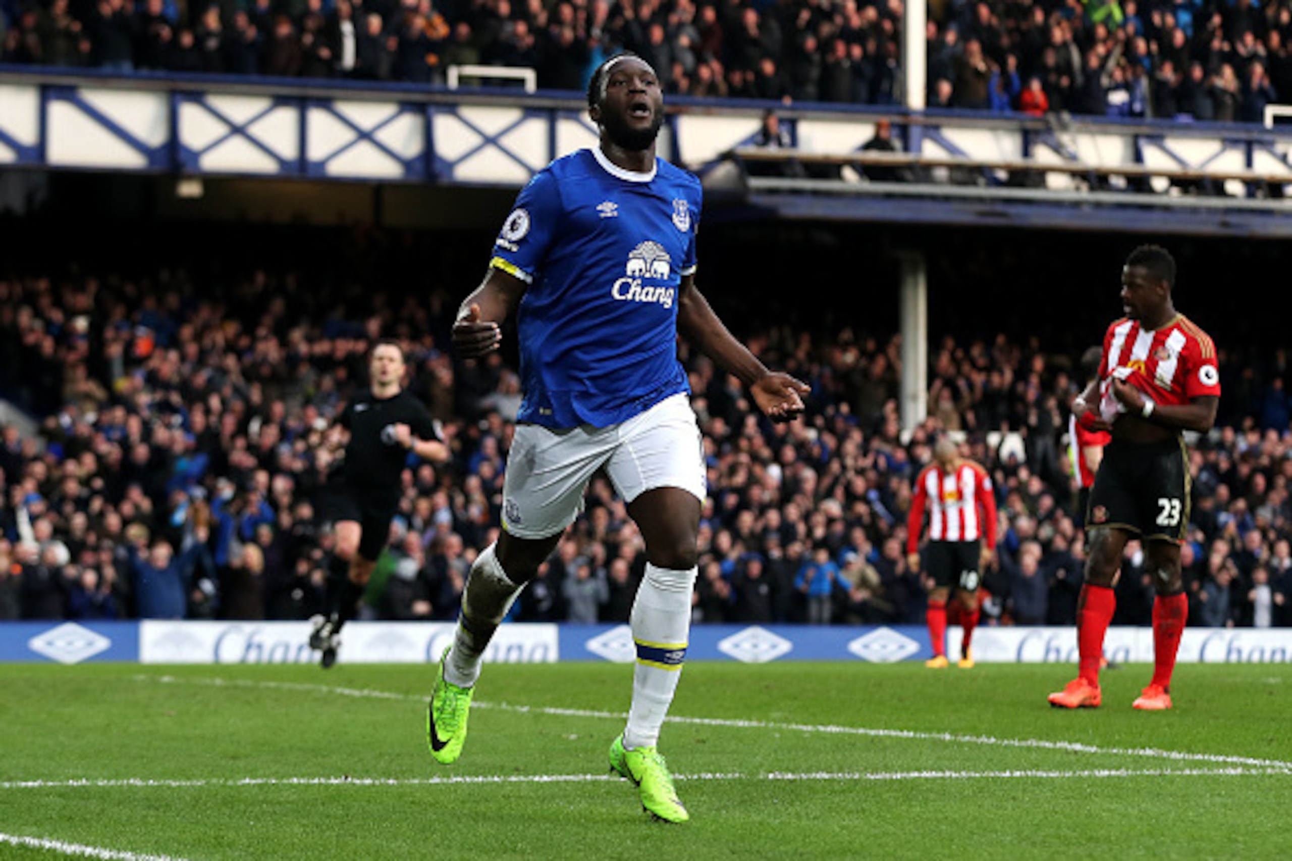 LIVERPOOL, ENGLAND - FEBRUARY 25: Romelu Lukaku of Everton celebrates scoring his side's second goal during the Premier League match between Everton and Sunderland at Goodison Park on February 25, 2017 in Liverpool, England. (Photo by Chris Brunskill Ltd/ LIVERPOOL, ENGLAND - FEBRUARY 25: Romelu Lukaku of Everton celebrates scoring his side's second goal during the Premier League match between Everton and Sunderland at Goodison Park on February 25, 2017 in Liverpool, England. (Photo by Chris Brunskill Ltd/