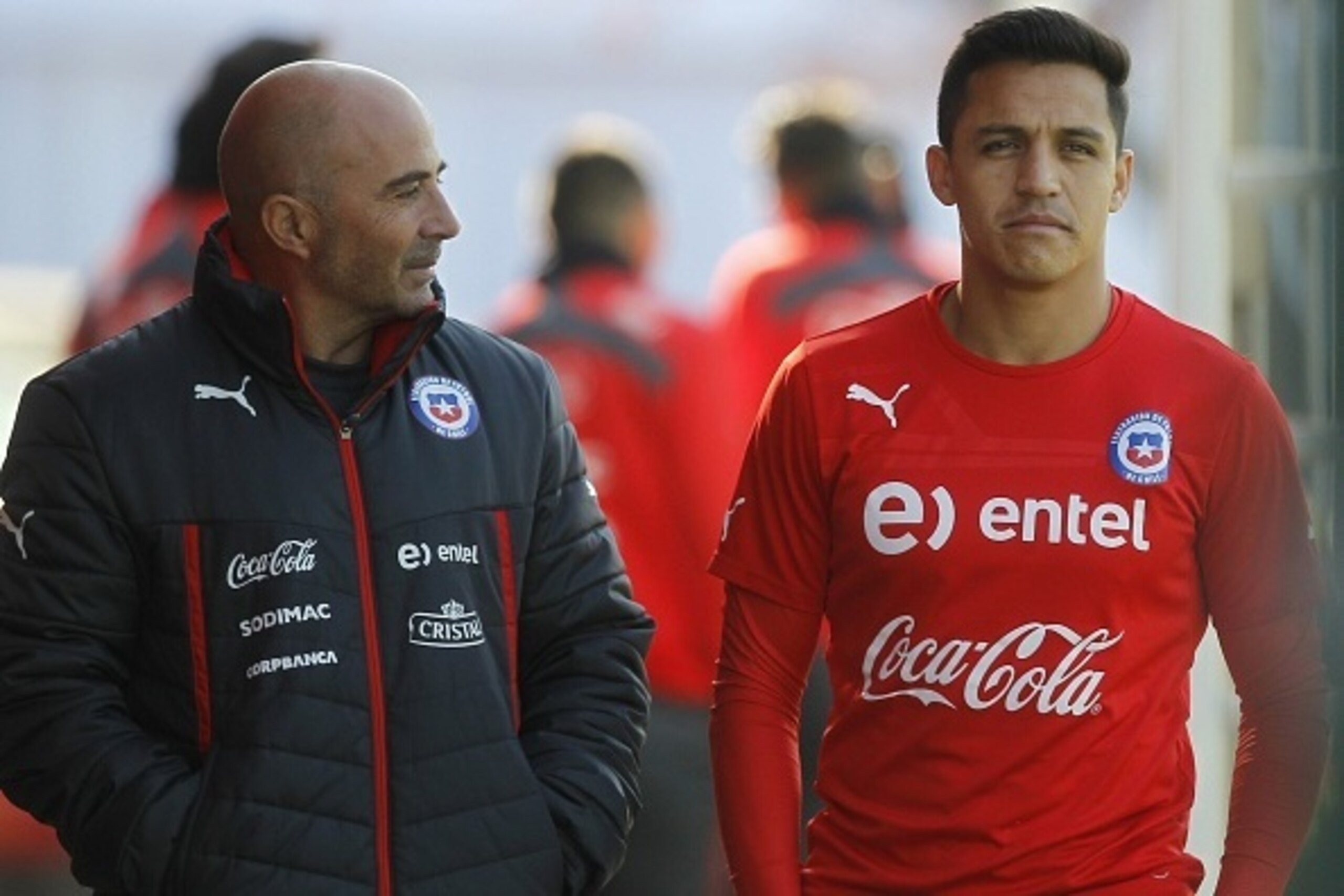 Chile's national football team coach Jorge Sampaoli (L) speaks with player Alexis Sanchez during a training session in Santiago during the Chile 2015 Copa America continental tournament, on June 12, 2015. AFP PHOTO / CLAUDIO REYES (Photo credit sh Chile's national football team coach Jorge Sampaoli (L) speaks with player Alexis Sanchez during a training session in Santiago during the Chile 2015 Copa America continental tournament, on June 12, 2015. AFP PHOTO / CLAUDIO REYES (Photo credit sh