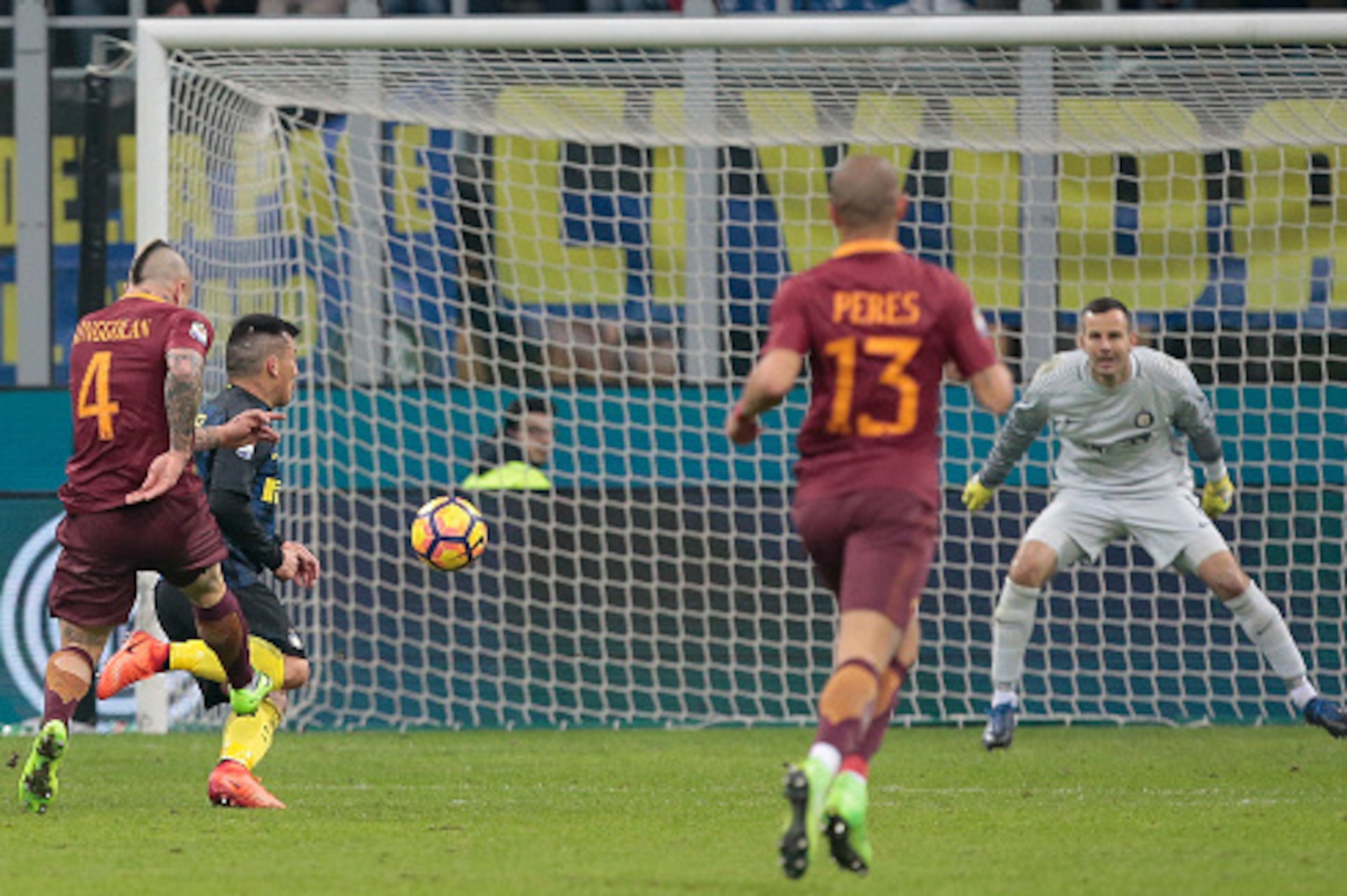 MILAN, ITALY - FEBRUARY 26:  Radja Nainggolan of AS Roma (L) scores his second goal during the Serie A match between FC Internazionale and AS Roma at Stadio Giuseppe Meazza on February 26, 2017 in Milan, Italy.  (Photo by Emilio Andreoli/Getty Images )