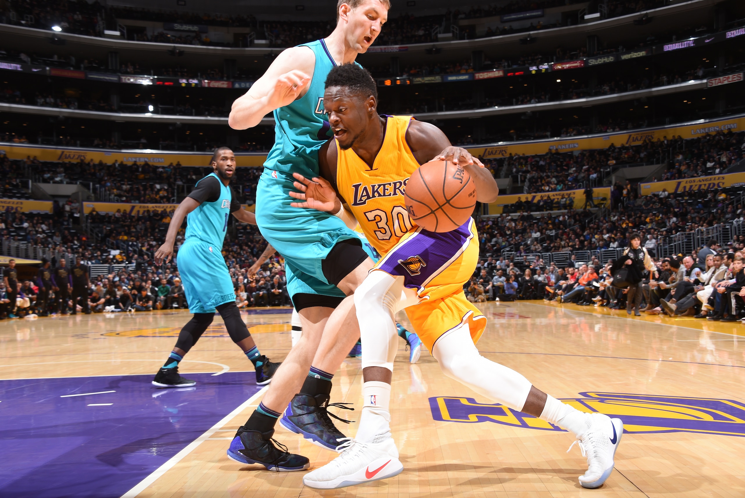 LOS ANGELES, CA - FEBRUARY 28: Julius Randle #30 of the Los Angeles Lakers drives to the basket against the Charlotte Hornets on February 28, 2017 at STAPLES Center in Los Angeles, California. NOTE TO USER: User expressly acknowledges and agrees that, by