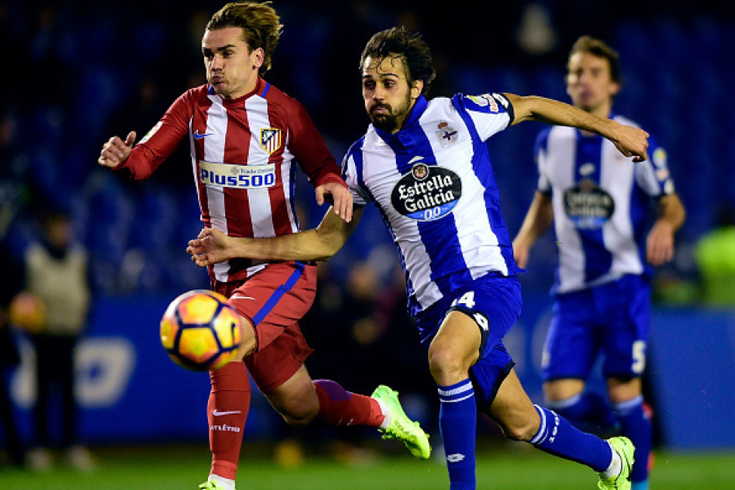 Atletico Madrid's French forward Antoine Griezmann (L) vies with Deportivo La Coruna's defender Alejandro Arribas during the Spanish league football match RC Deportivo de la Coruna vs Club Atletico de Madrid at the Municipal de Riazor stadium in La Coruna