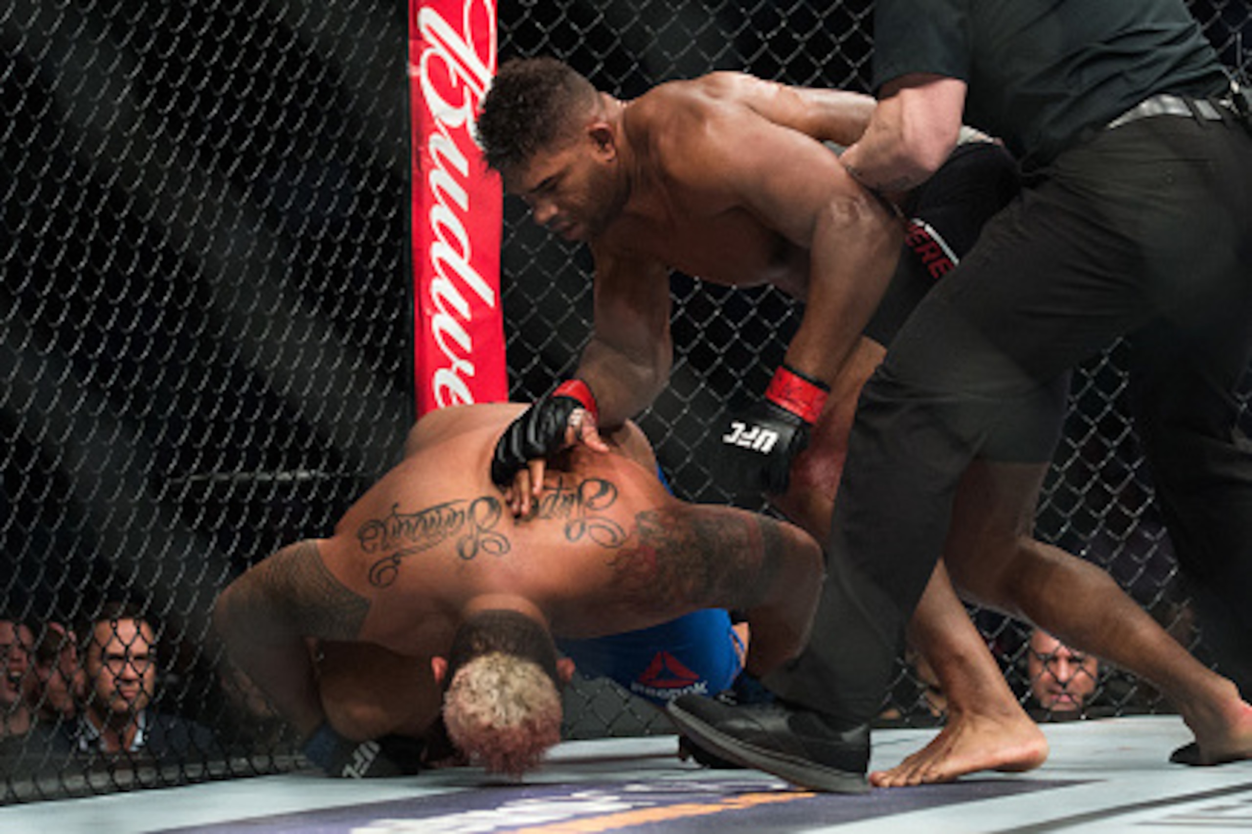 LAS VEGAS, NV - MARCH 04:   (R-L) Alistair Overeem of the Netherlands knocks out Mark Hunt of New Zealand in their heavyweight bout during the UFC 209 event at T-Mobile arena on March 4, 2017 in Las Vegas, Nevada. (Photo by Brandon Magnus/Zuffa LLC/Zuffa 