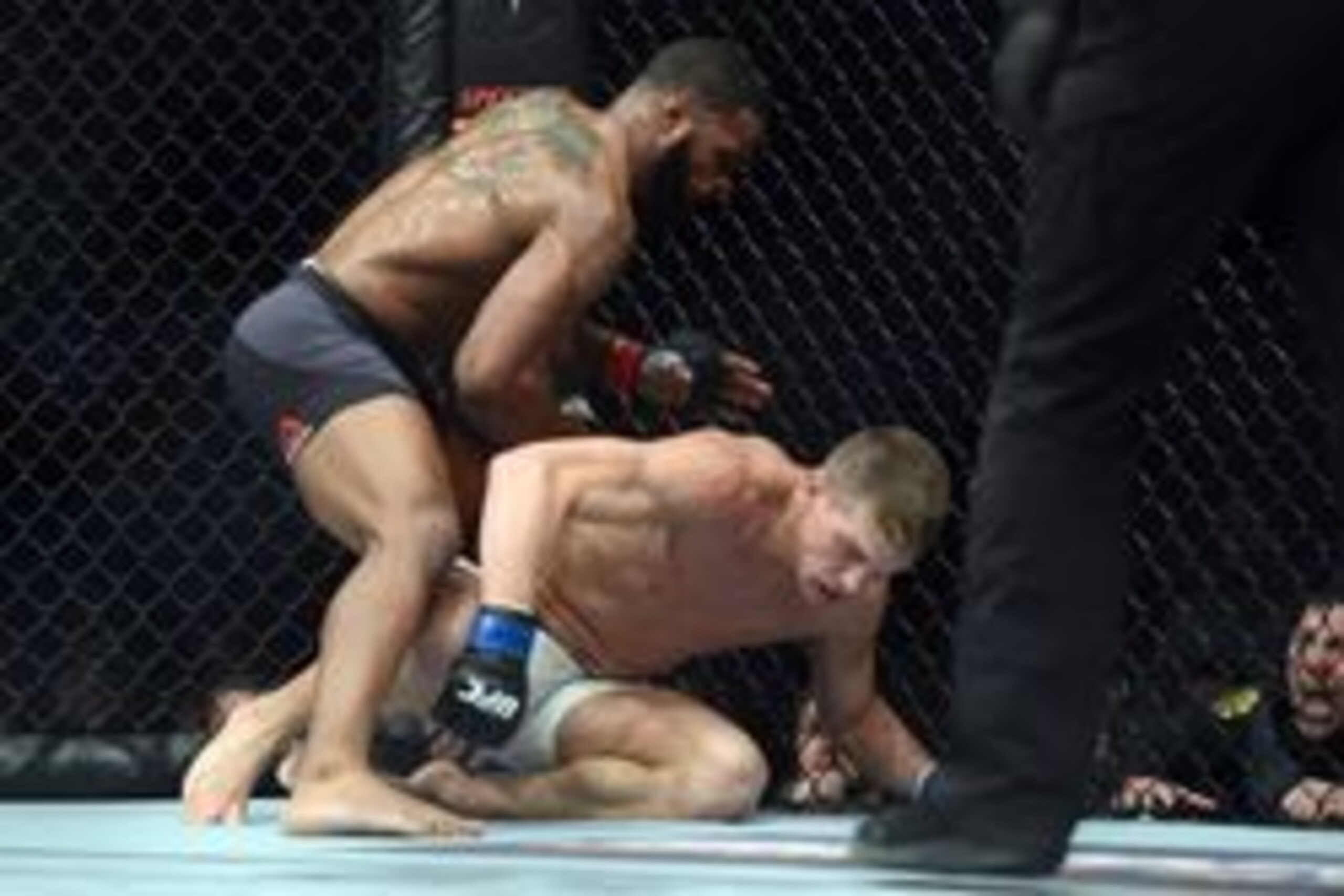 Mar 4, 2017; Las Vegas, NV, USA; Tyron Woodley (red gloves) and Stephen Thompson (blue gloves) fight during their welterweight championship bout at UFC 209 at T-Mobile Arena. Woodley won via majority decision. Mandatory Credit: Joe Camporeale-USA TODAY Sp