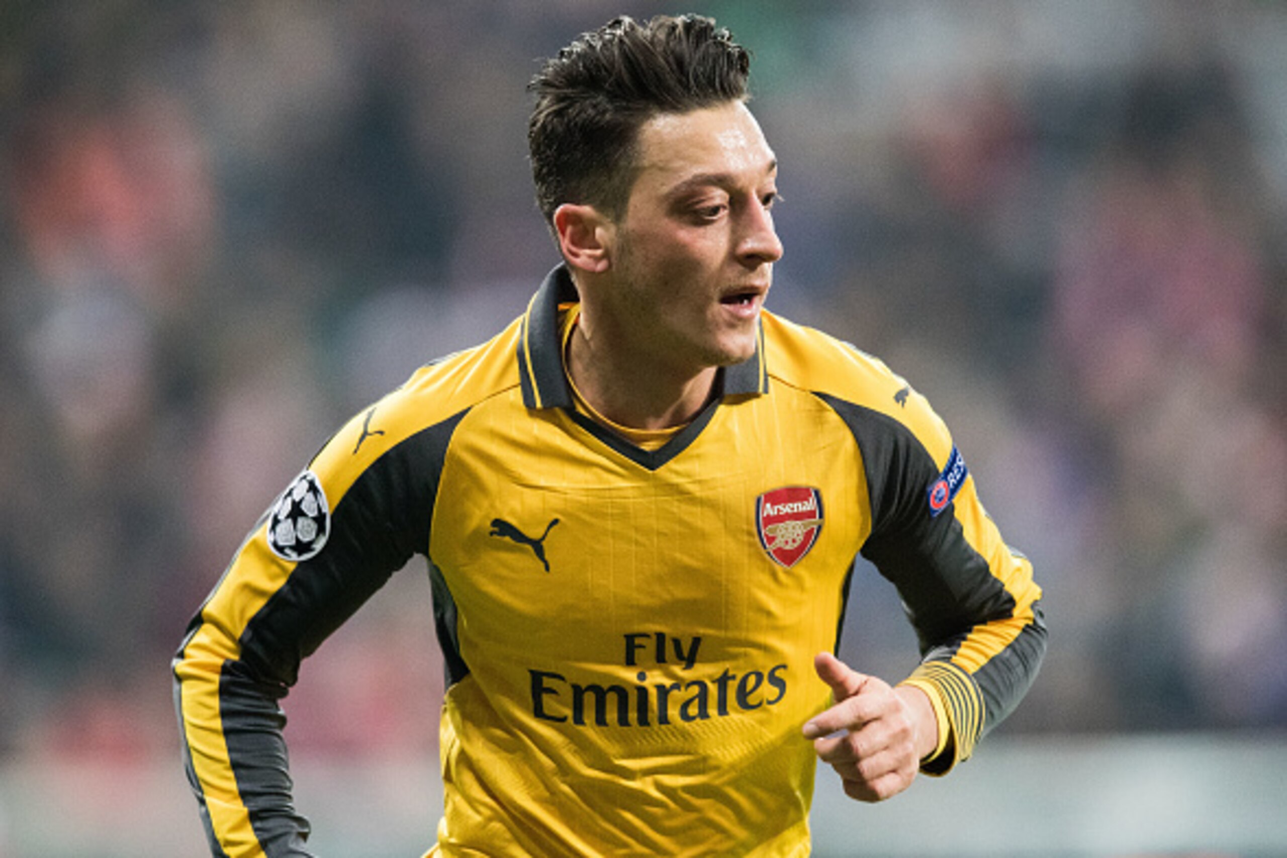 MUNICH, GERMANY - FEBRUARY 15:  Mesut Oezil of Arsenal runs during the UEFA Champions League Round of 16 first leg match between FC Bayern Muenchen and Arsenal FC at Allianz Arena on February 15, 2017 in Munich, Germany.  (Photo by Boris Streubel/Getty Im