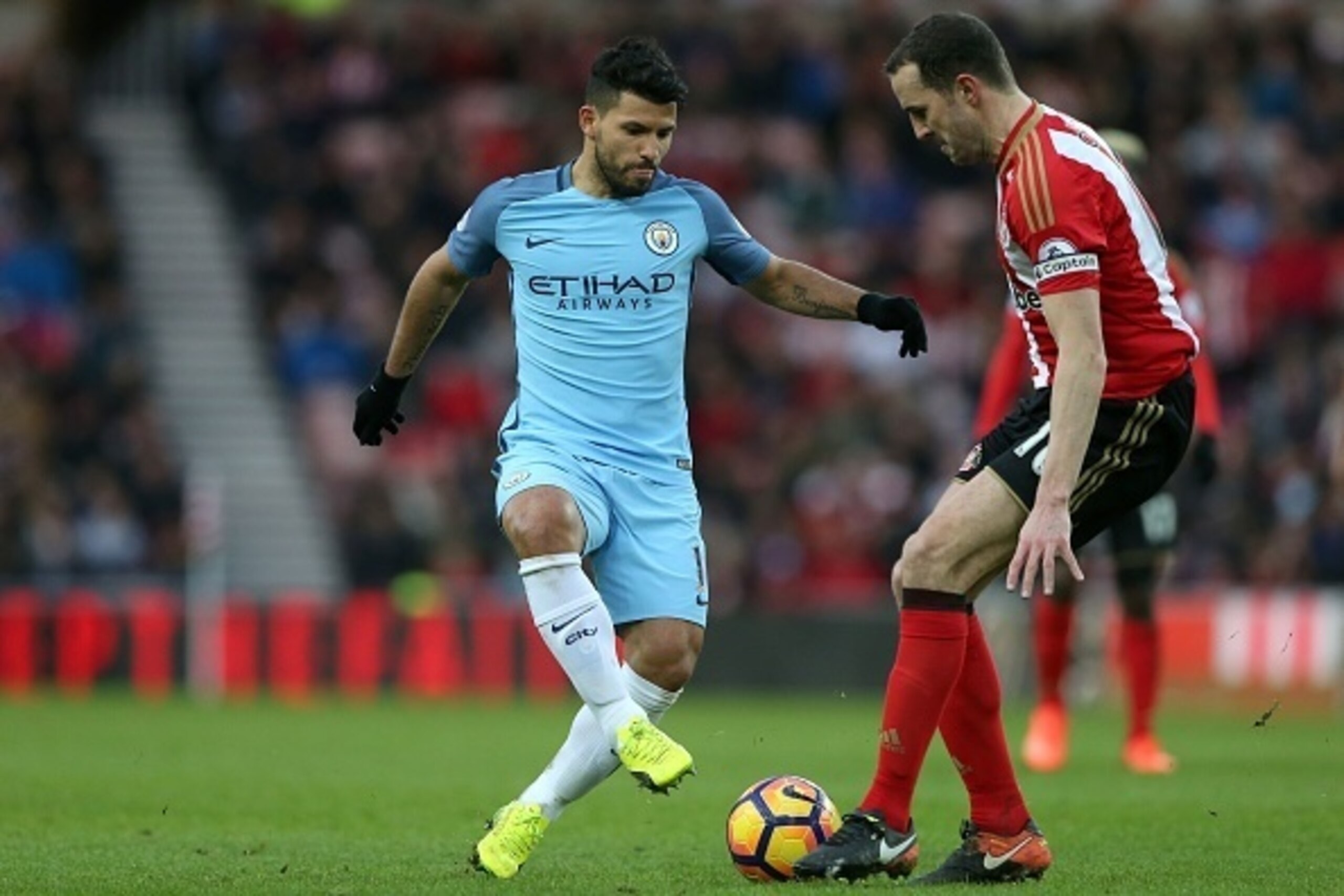 Manchester City's Argentinian striker Sergio Aguero (L) vies with Sunderland's Irish defender John O'Shea during the English Premier League football match between Sunderland and Manchester City at the Stadium of Light in Sunderland, north-east England on 