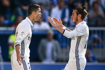 VITORIA-GASTEIZ, SPAIN - OCTOBER 29: Cristiano Ronaldo (L) of Real Madrid CF celebrates scoring their opening goal with team mate Gareth Bale during the La Liga match between Deportivo Alaves and Real Madrid CF at Estadio de Mendizorroza on October 29, 20