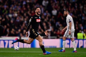 TOPSHOT - Napoli's midfielder Lorenzo Insigne celebrates a goal during the UEFA Champions League round of 16 first leg football match Real Madrid CF vs SSC Napoli at the Santiago Bernabeu stadium in Madrid on February 15, 2017. / AFP / PIERRE-PHILIPPE MAR