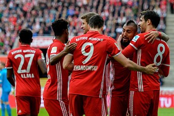 Bayern Munich's Spanish midfielder Javier Martinez (R) celebrates scoring the opening goal with his teammates during the German First division Bundesliga football match between 1 FC Cologne and FC Bayern Munich in Cologne, western Germany, on March 4, 201