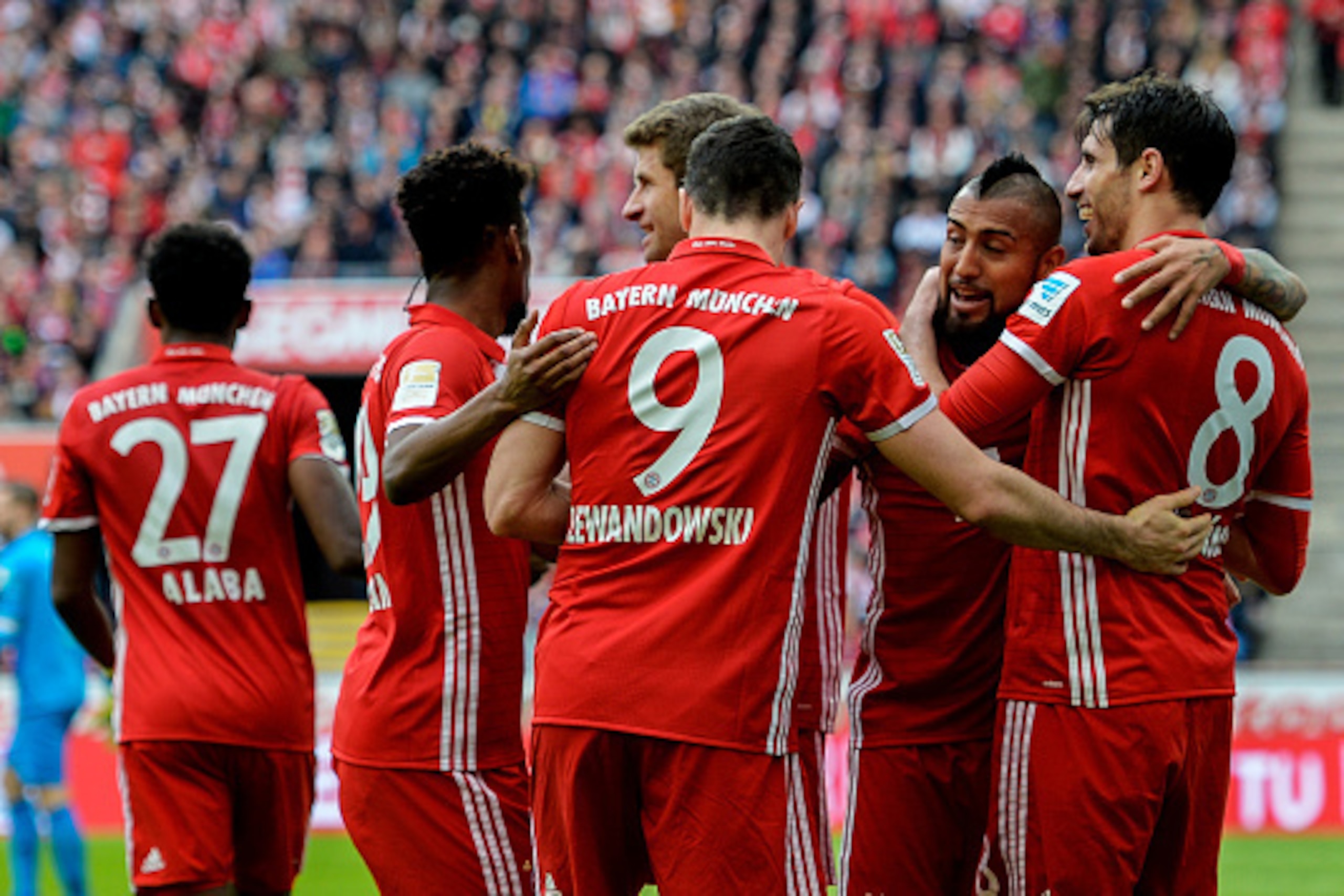 Bayern Munich's Spanish midfielder Javier Martinez (R) celebrates scoring the opening goal with his teammates during the German First division Bundesliga football match between 1 FC Cologne and FC Bayern Munich in Cologne, western Germany, on March 4, 201