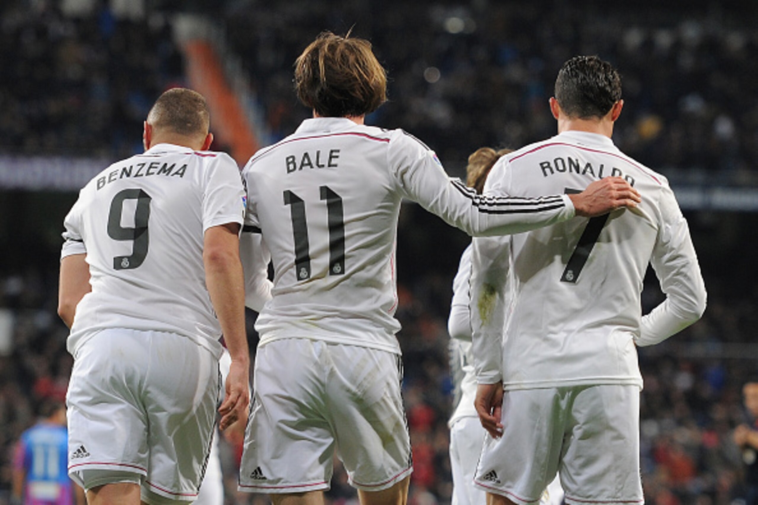 MADRID, SPAIN - MARCH 15:  Gareth Bale of Real Madrid celebrates with Cristiano Ronaldo and Karim Benzema  after scoring Real's opening goal during the La Liga match between Real Madrid CF and Levante UD at Estadio Santiago Bernabeu on March 15, 2015 in M