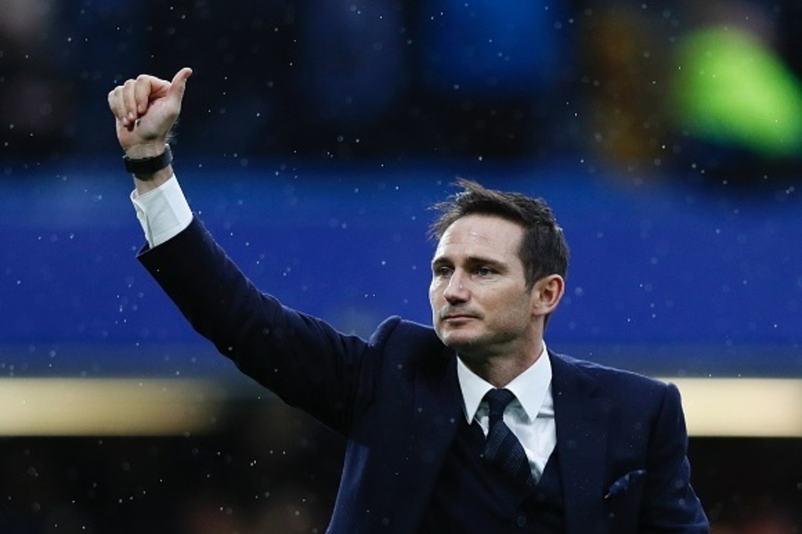 Chelsea and England former football player Frank Lampard gestures to the fans on the pitch at half-time during the English Premier League football match between Chelsea and Swansea at Stamford Bridge in London on February 25, 2017. / AFP / Adrian DENNIS /