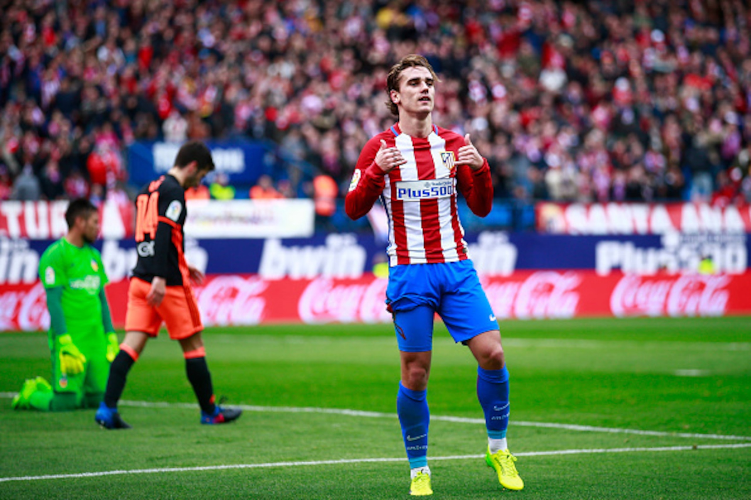 MADRID, SPAIN - MARCH 05:  Antoine Griezmann of Atletico de Madrid celebrates scoring their third goal during the La Liga match between Club Atletico de Madrid and Valencia CF at Estadio Vicente Calderon on March 5, 2017 in Madrid, Spain.  (Photo by Gonza
