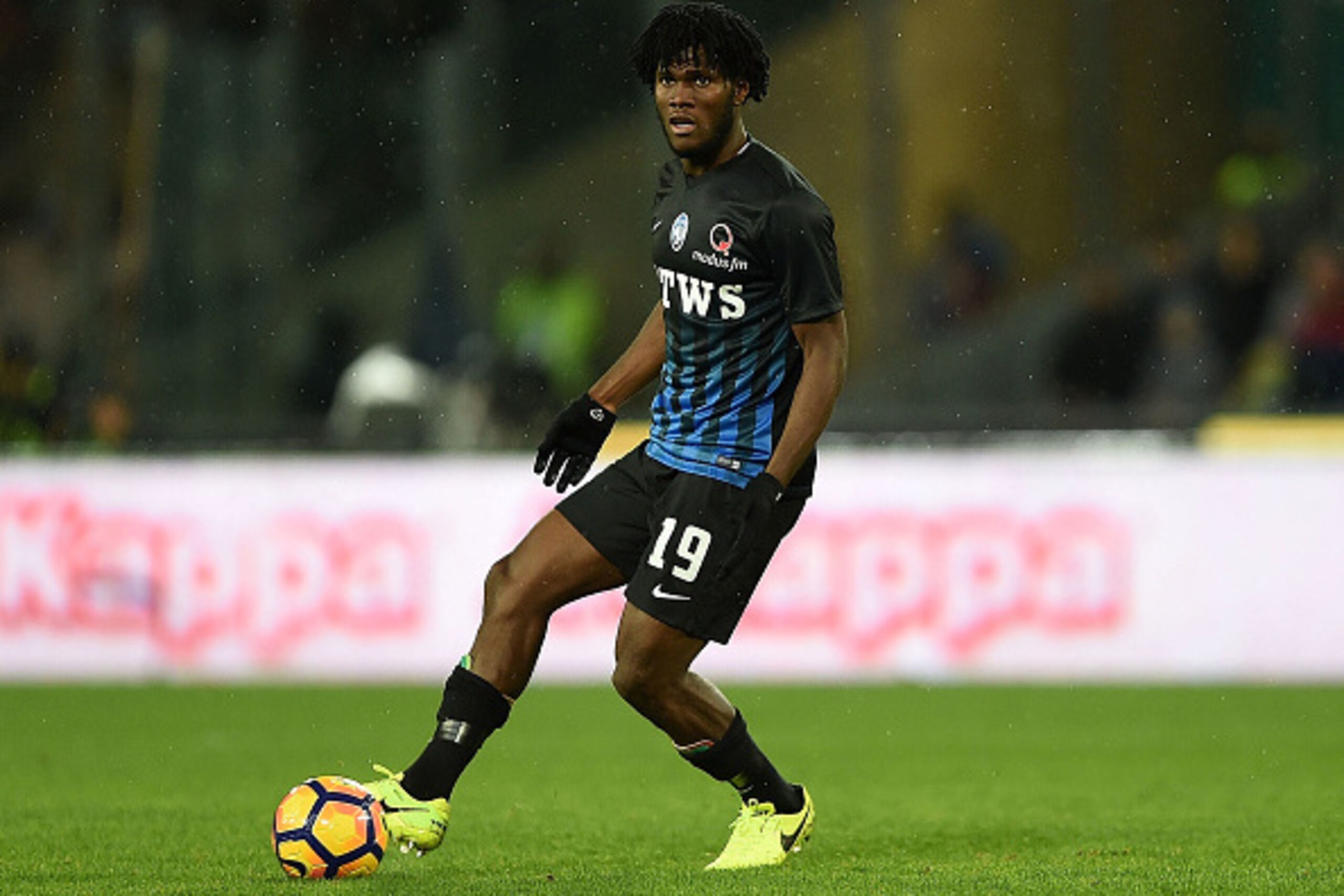 NAPLES, ITALY - FEBRUARY 25:  Frenck Kessie of Atalanta BC in action during the Serie A match between SSC Napoli and Atalanta BC at Stadio San Paolo on February 25, 2017 in Naples, Italy.  (Photo by Francesco Pecoraro/Getty Images)