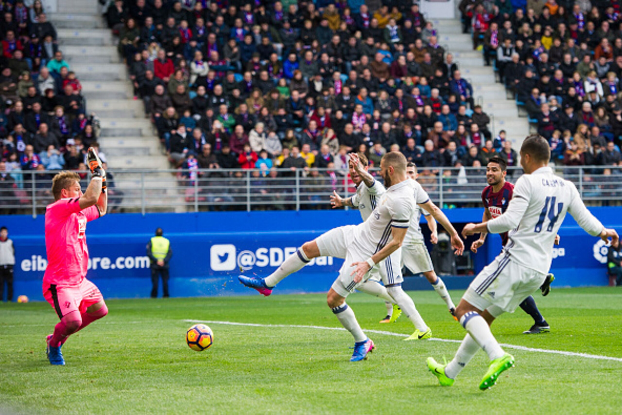 EIBAR, SPAIN - MARCH 04: Karim Benzema of Real Madrid scoring his team's second goal during the La Liga match between SD Eibar and Real Madrid at Ipurua Municipal Stadium on March 4, 2017 in Eibar, Spain. (Photo by Juan Manuel Serrano Arce/Getty Images EIBAR, SPAIN - MARCH 04: Karim Benzema of Real Madrid scoring his team's second goal during the La Liga match between SD Eibar and Real Madrid at Ipurua Municipal Stadium on March 4, 2017 in Eibar, Spain. (Photo by Juan Manuel Serrano Arce/Getty Images