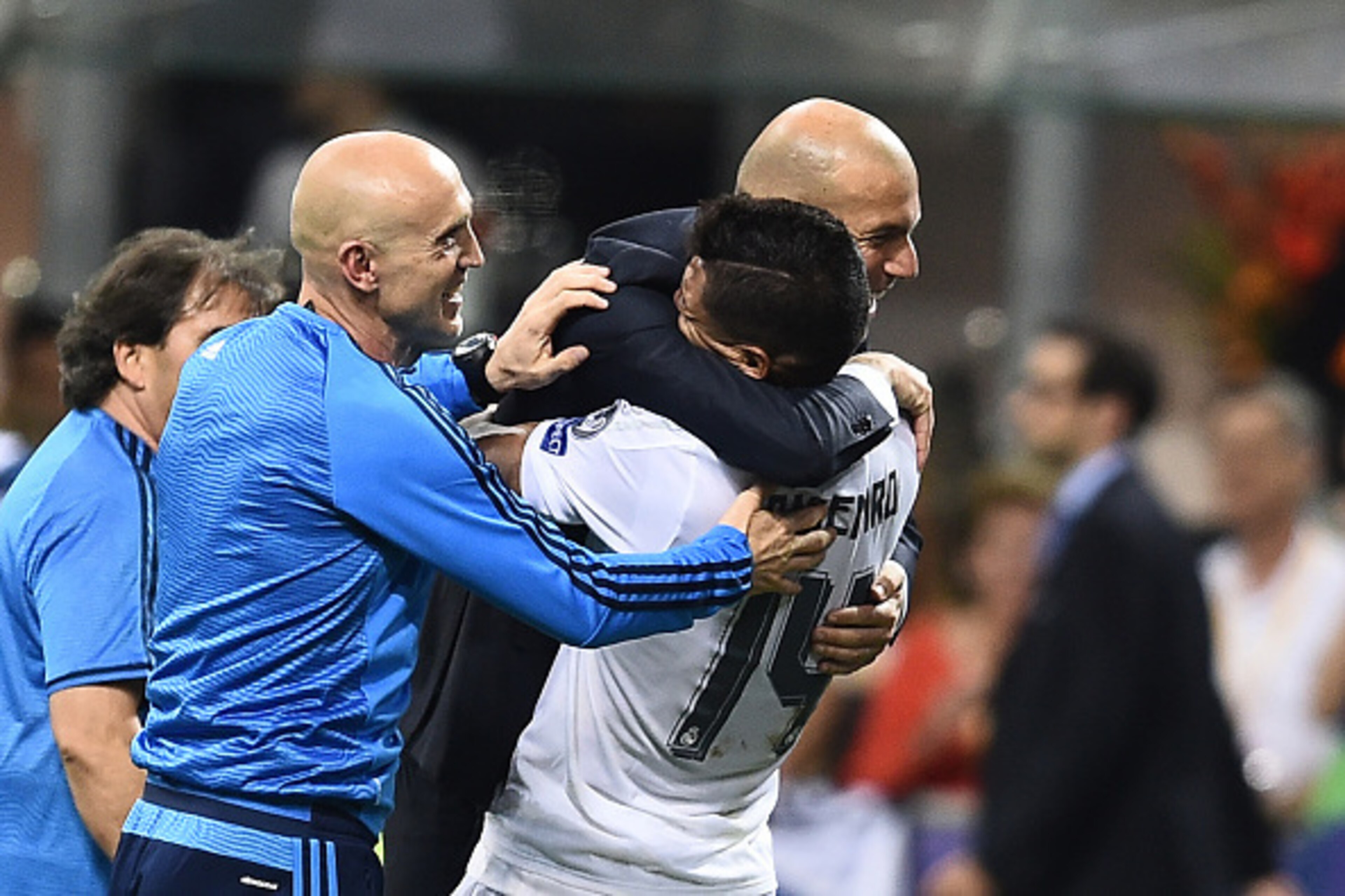 Real Madrid's Brazilian midfielder Casemiro (R) and Real Madrid's French coach Zinedine Zidane (2nd R) celebrate after Real Madrid won the UEFA Champions League final football match over Atletico Madrid at San Siro Stadium in Milan, on May 28, 2016. / AF Real Madrid's Brazilian midfielder Casemiro (R) and Real Madrid's French coach Zinedine Zidane (2nd R) celebrate after Real Madrid won the UEFA Champions League final football match over Atletico Madrid at San Siro Stadium in Milan, on May 28, 2016. / AF