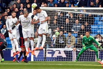 (L to R) Real Madrid's defender Sergio Ramos, Real Madrid's Portuguese defender Pepe, Real Madrid's Portuguese forward Cristiano Ronaldo and Real Madrid's Brazilian midfielder Casemiro jump as they form a defensive wall in front of Real Madrid's Costa Ric