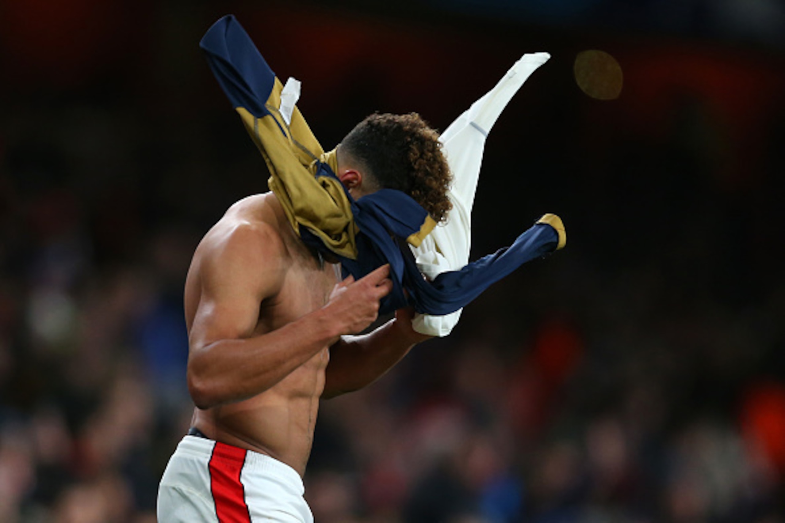 LONDON, ENGLAND - MARCH 07: Alex Oxlade-Chamberlain of Arsenal covers his face with a shirt after the UEFA Champions League Round of 16 second leg match between Arsenal FC and FC Bayern Muenchen at Emirates Stadium on March 7, 2017 in London, United Kingd