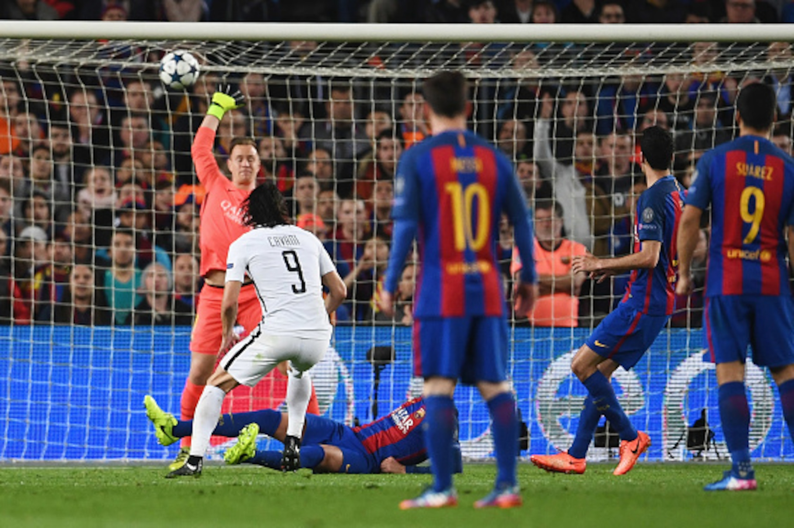 BARCELONA, SPAIN - MARCH 08:  Edinson Cavani of Edinson Cavani of PSG (9) scores their first goal past goalkeeper Marc-Andre ter Stegen of Barcelona during the UEFA Champions League Round of 16 second leg match between FC Barcelona and Paris Saint-Germain