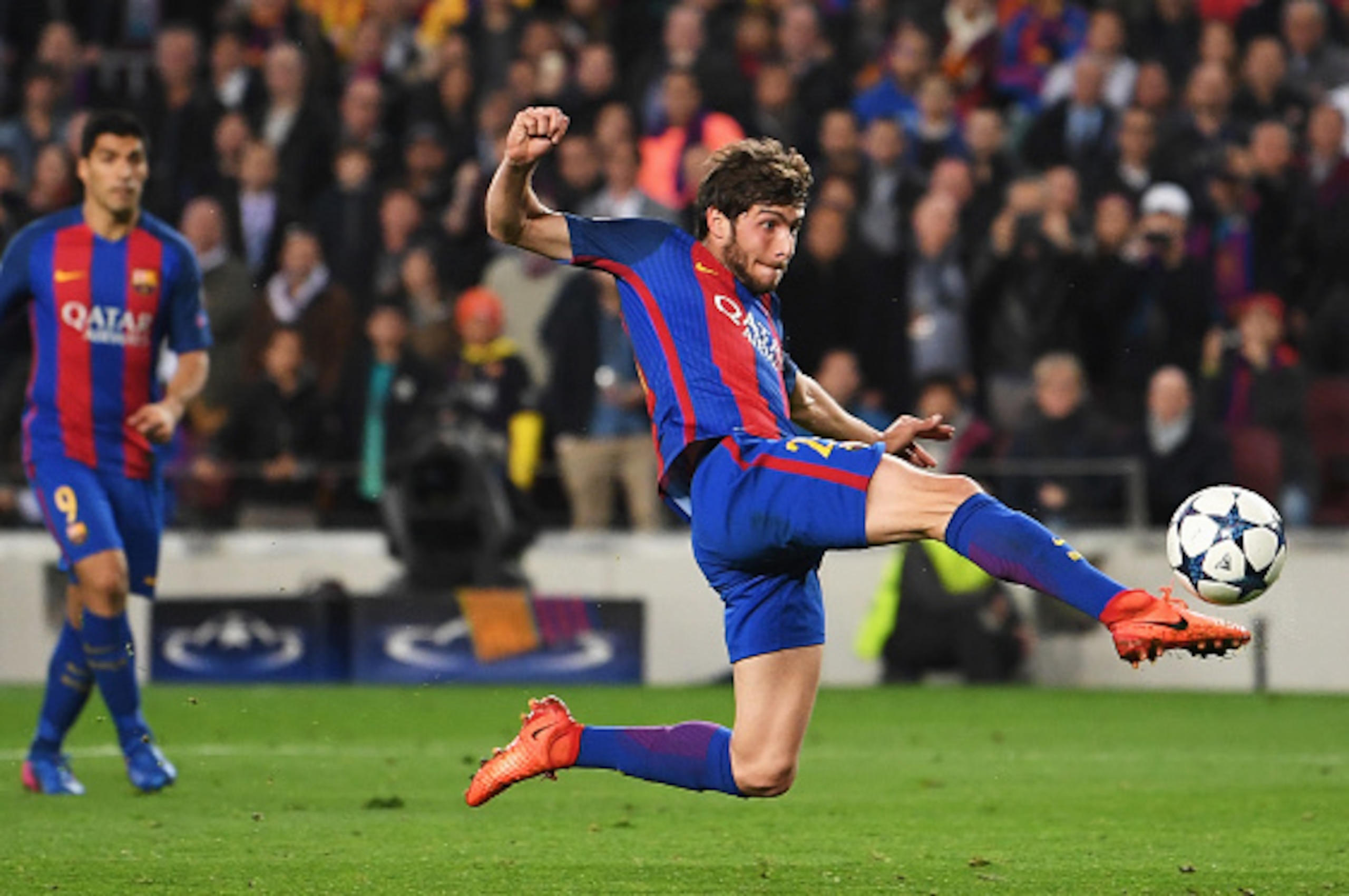 BARCELONA, SPAIN - MARCH 08:  Sergi Roberto of Barcelona scores their sixth goal during the UEFA Champions League Round of 16 second leg match between FC Barcelona and Paris Saint-Germain at Camp Nou on March 8, 2017 in Barcelona, Spain.  (Photo by Lauren