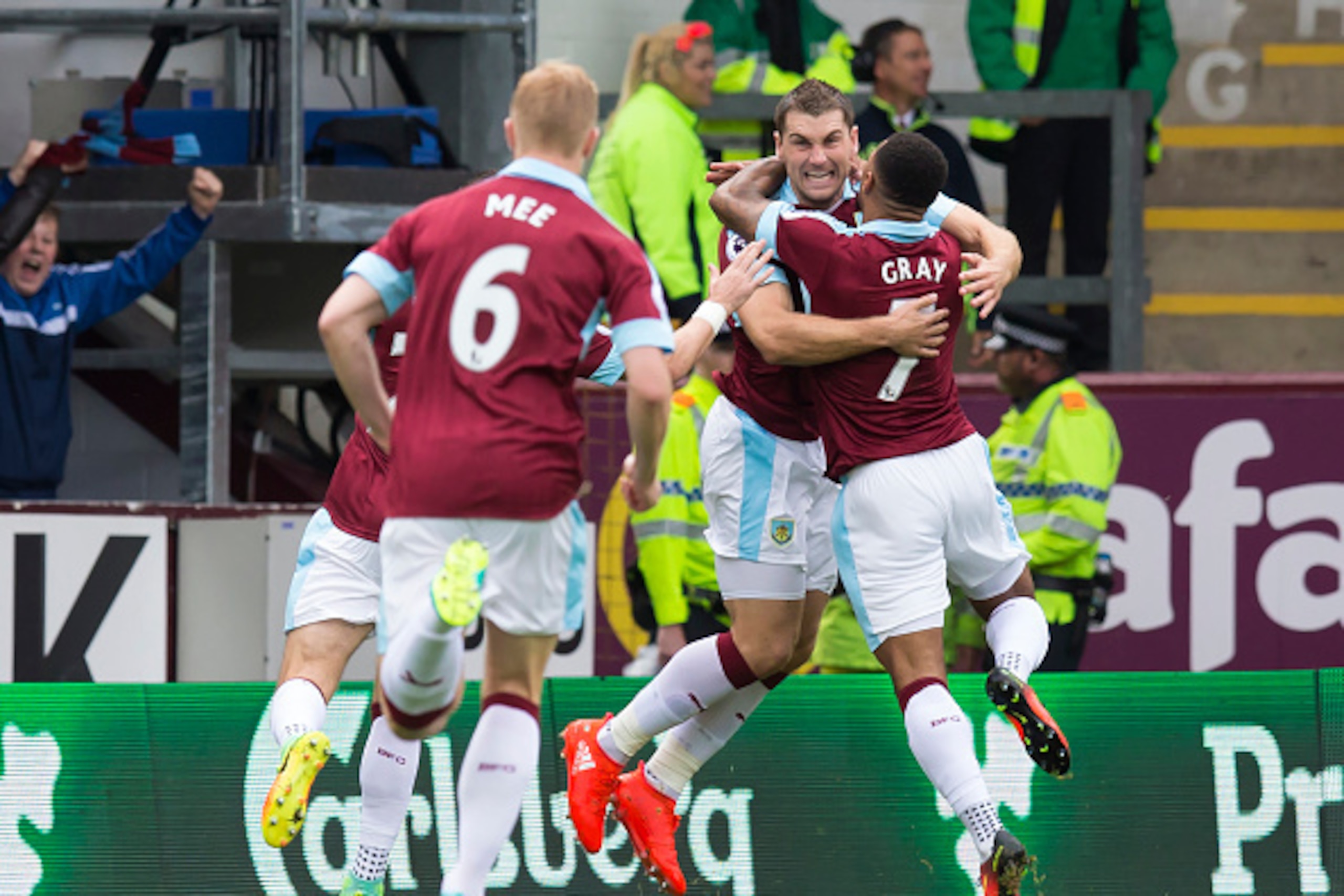 Burnley's Welsh striker Sam Vokes (2nd R) celebrates with teammates after scoring the opening goal of the English Premier League football match between Burnley and Liverpool at Turf Moor in Burnley, north west England on August 20, 2016. / AFP / JON SUPER