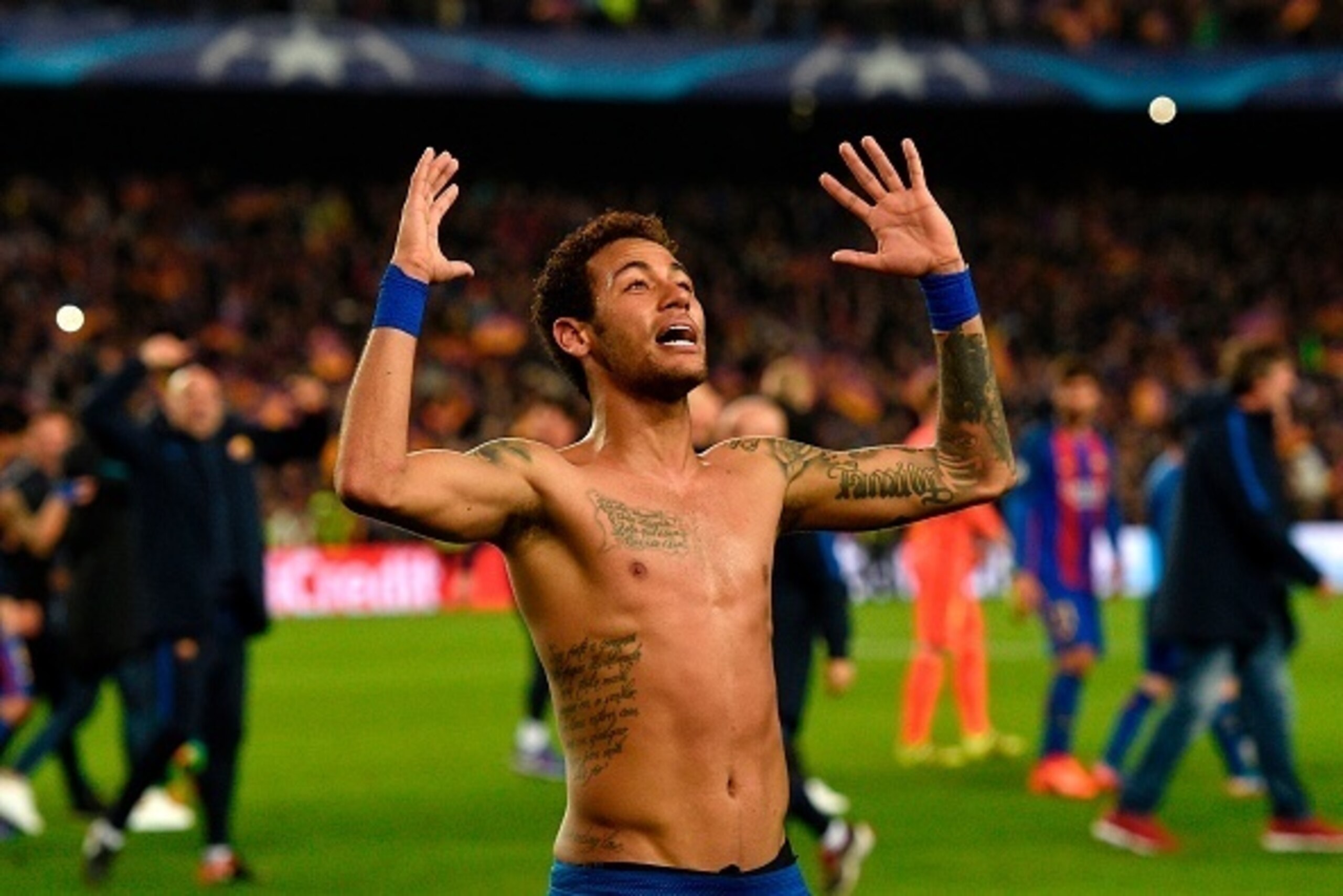 Barcelona's Brazilian forward Neymar celebrates at the end of the UEFA Champions League round of 16 second leg football match FC Barcelona vs Paris Saint-Germain FC at the Camp Nou stadium in Barcelona on March 8, 2017. / AFP PHOTO / LLUIS GENE        (Ph