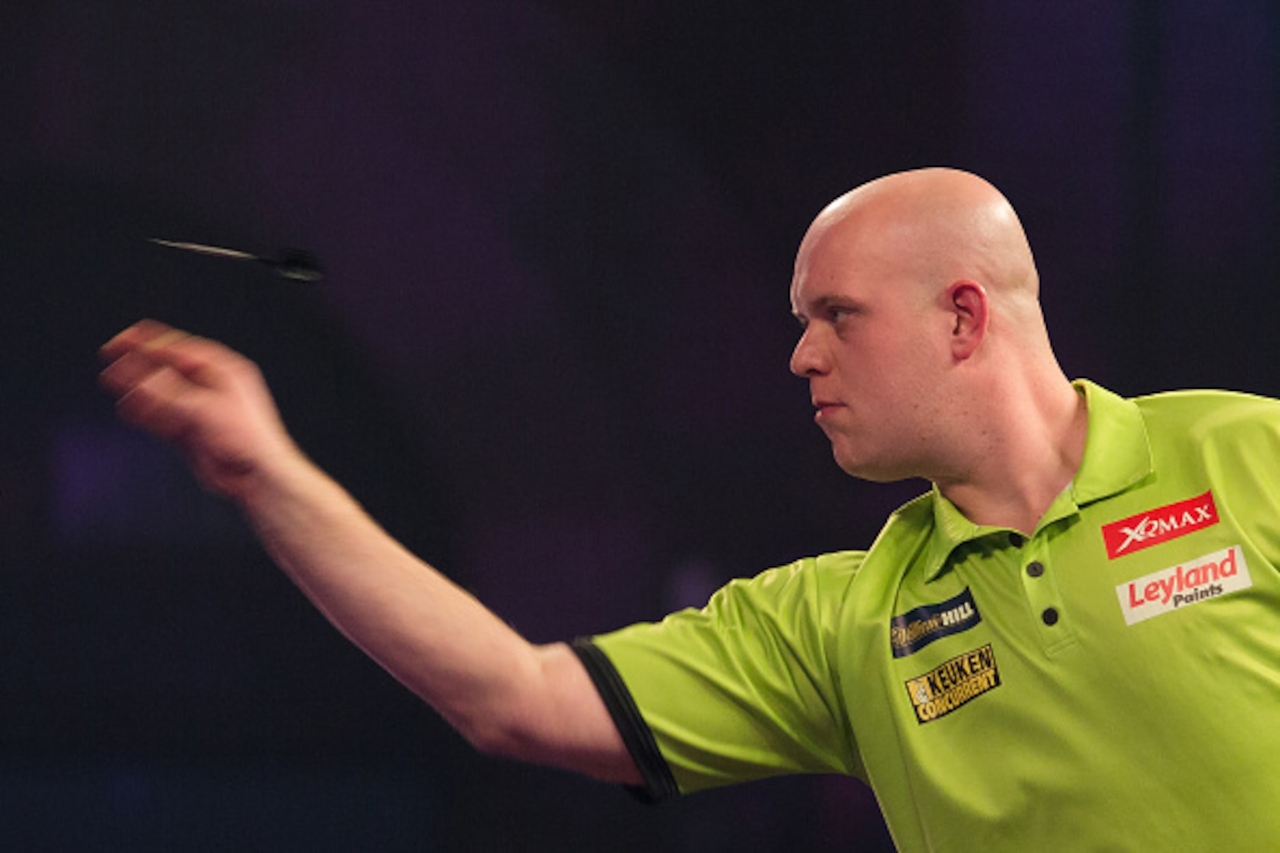 Netherlands' Michael van Gerwen throws during the PDC World Championship darts final against Scotland's Gary Anderson at Alexandra Palace in north London on January 2, 2017. / AFP / DANIEL LEAL-OLIVAS        (Photo credit should read DANIEL LEAL-OLIVAS/AF