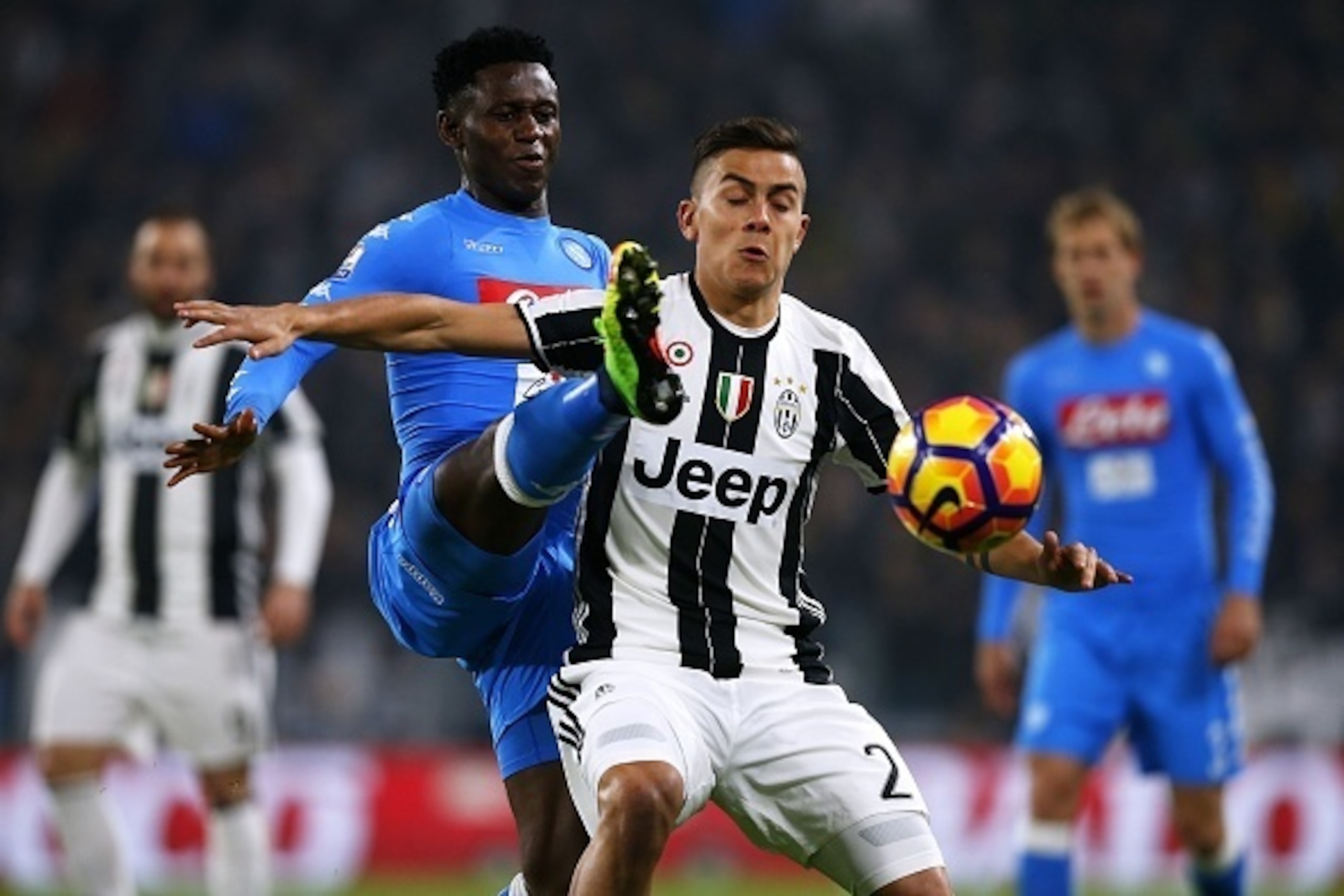 TOPSHOT - Napoli's Guinean midfielder Amadou Diawara (L) vies for the ball for the ball with Juventus' Argentinan forward Paulo Dybala during the Italian Tim Cup football match between Juventus and Napoli on February 28, 2017, at the Juventus Stadium in T