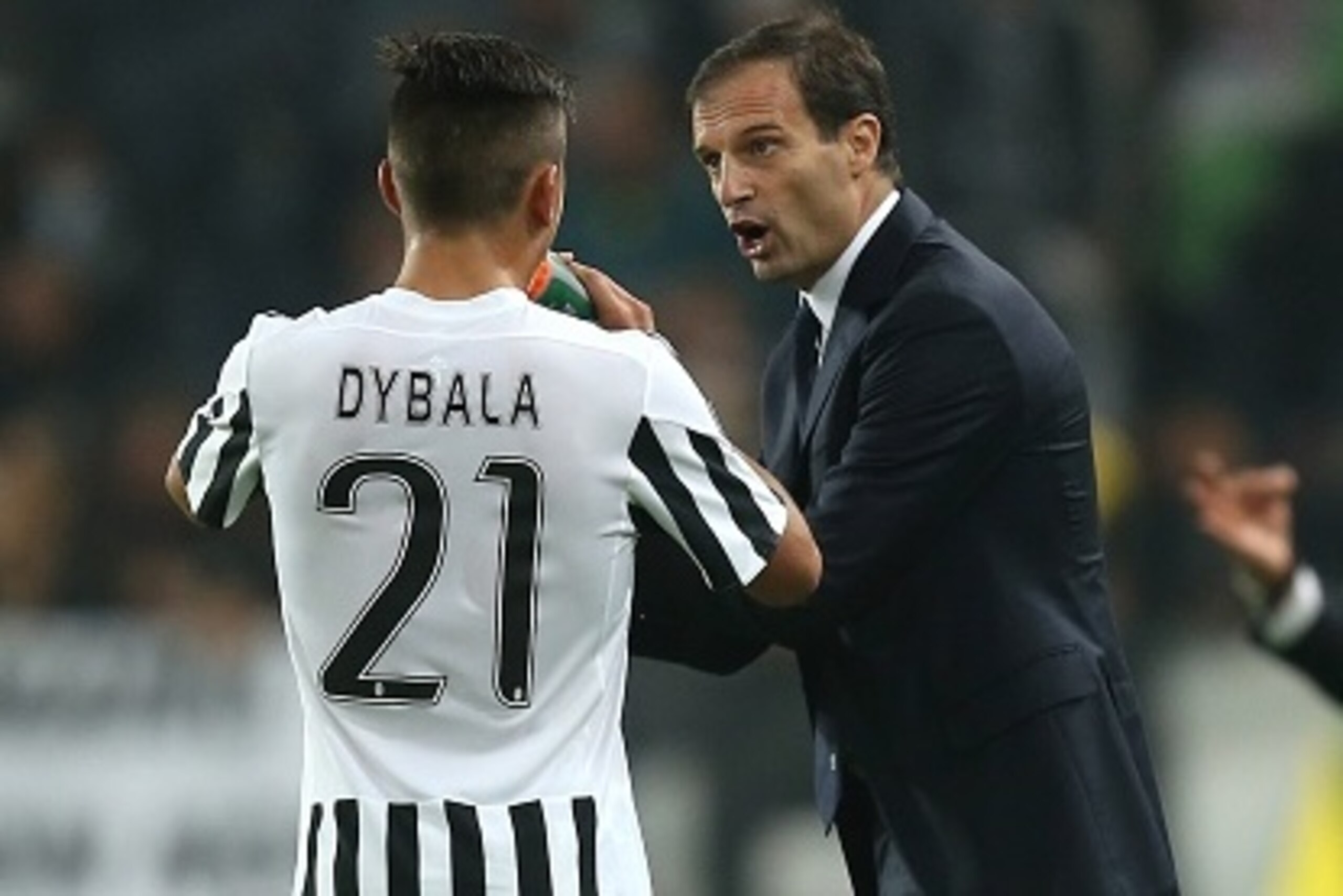 Juventus' Argentinian forward Paulo Dybala talks with Juventus' coach Massimiliano Allegri (R ) during the Italian Serie A  football match Juventus Vs Torino on October 31, 2015 at the 'Juventus Stadium' in Turin.  AFP PHOTO / MARCO BERTORELLO        (Pho