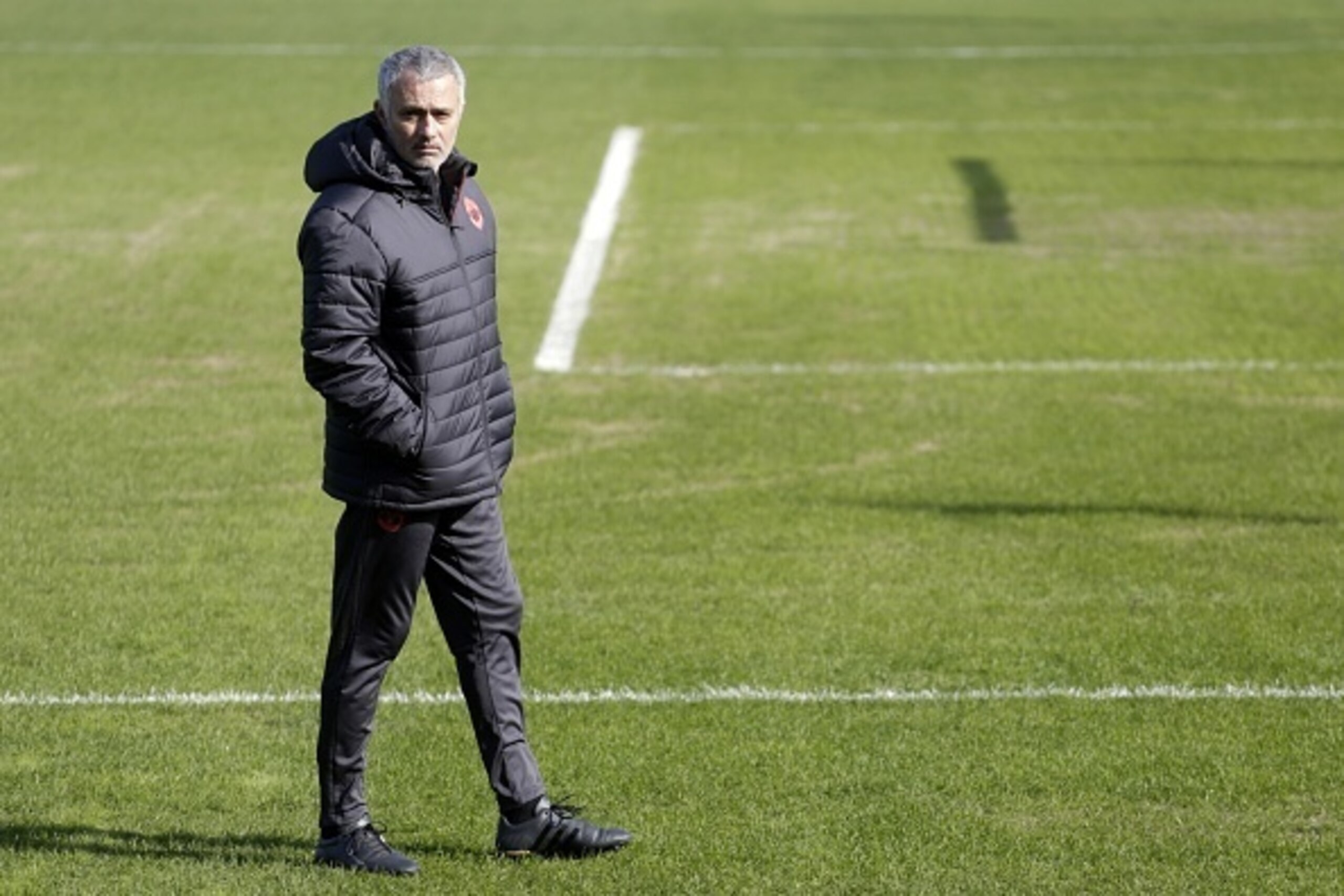 Manchester United's Portuguese coach Jose Mourinho takes part in a training session on the eve of the UEFA Europe League round of 16, first leg match between FC Rostov and Manchester United in Rostov on March 8, 2017. / AFP PHOTO / Yuri MALTSEV        (Ph