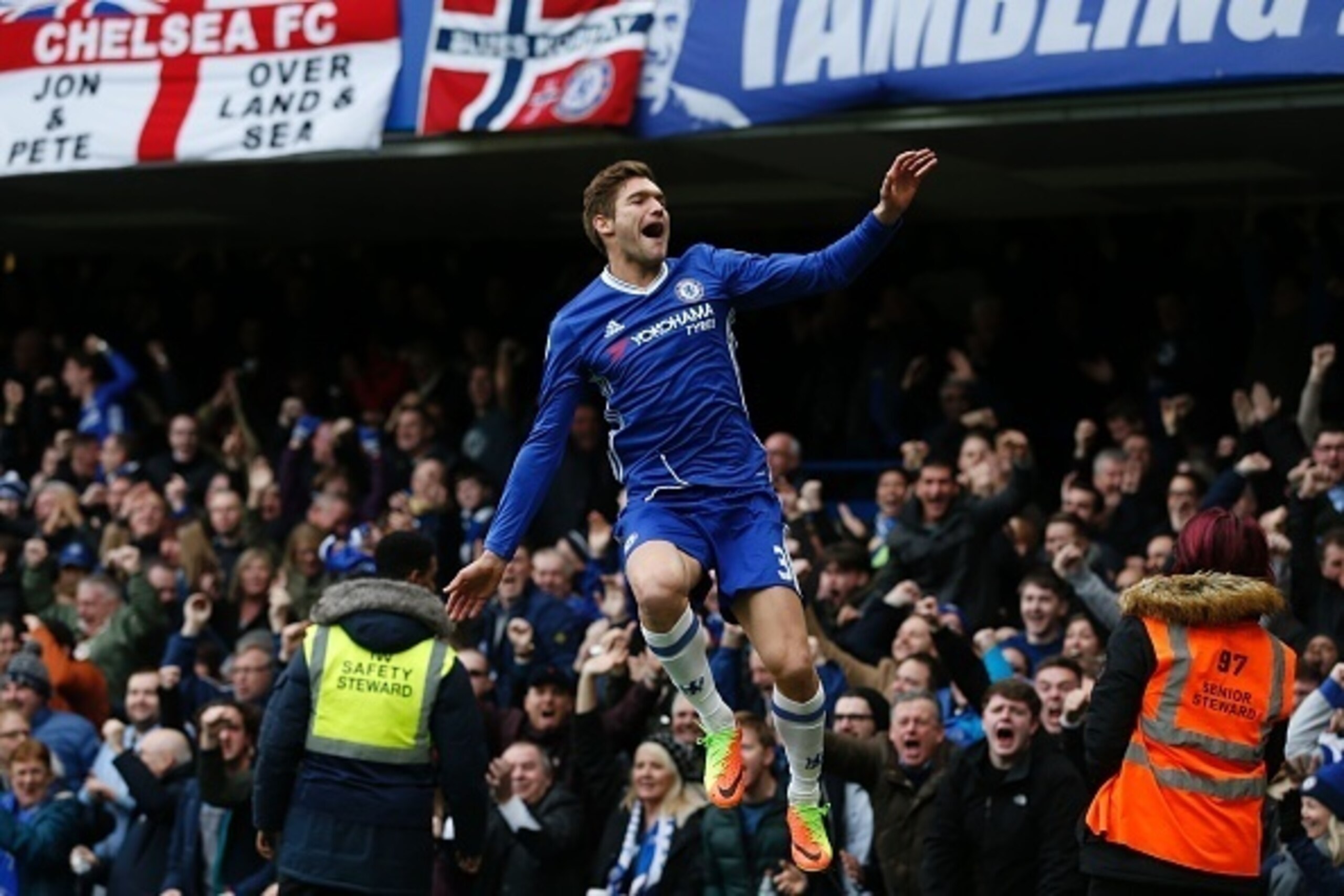 Chelsea's Spanish defender Marcos Alonso celebrates scoring the opening goal during the English Premier League football match between Chelsea and Arsenal at Stamford Bridge in London on February 4, 2017. / AFP / Ian KINGTON / RESTRICTED TO EDITORIAL USE. Chelsea's Spanish defender Marcos Alonso celebrates scoring the opening goal during the English Premier League football match between Chelsea and Arsenal at Stamford Bridge in London on February 4, 2017. / AFP / Ian KINGTON / RESTRICTED TO EDITORIAL USE.
