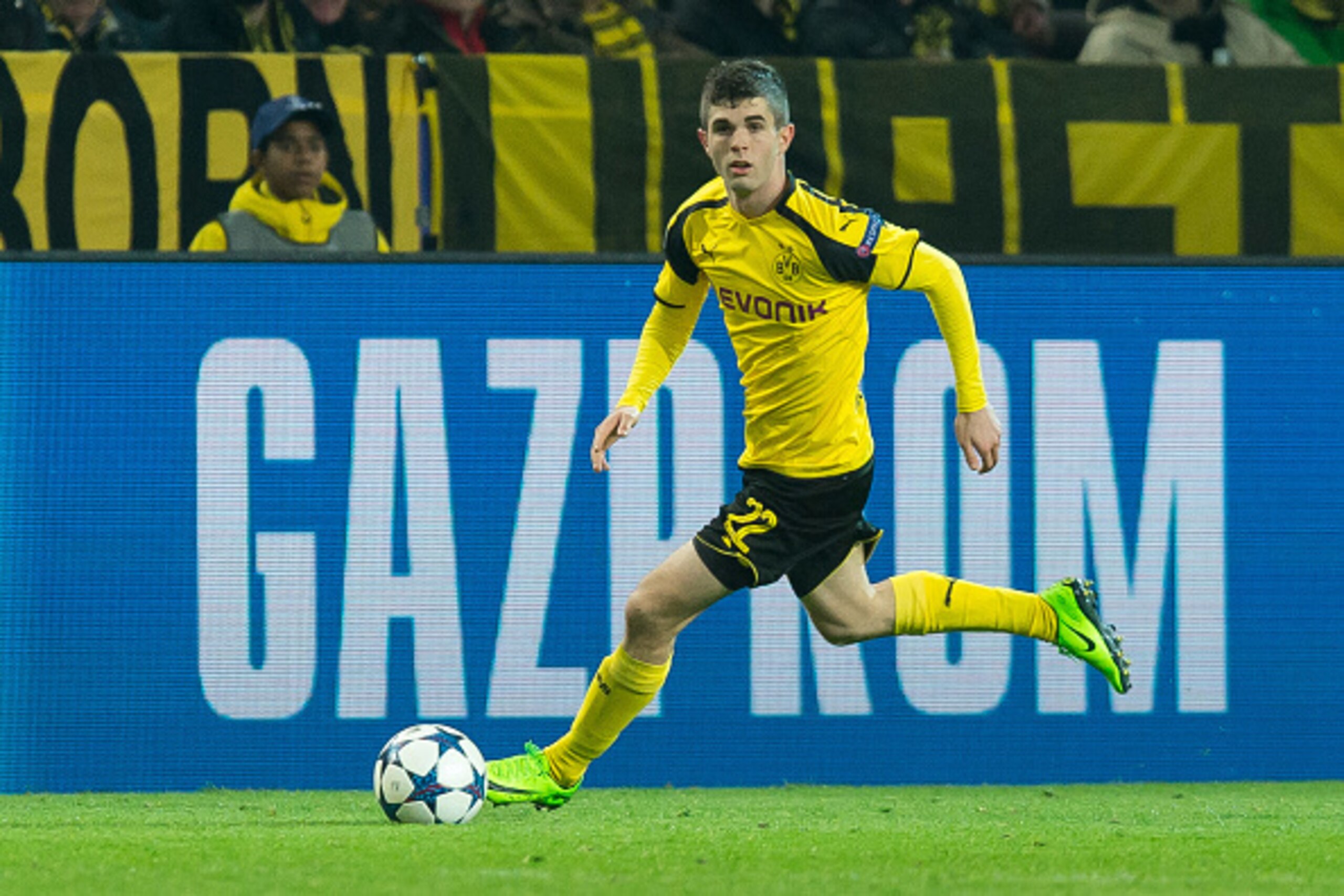 DORTMUND, GERMANY - MARCH 08: Christian Pulisic of Borussia Dortmund controls the ball during the UEFA Champions League Round of 16: Second Leg match between Borussia Dortmund and SL Benfica at Signal Iduna Park on March 08, 2017 in Dortmund, Germany. (Ph
