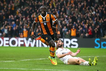 HULL, ENGLAND - MARCH 11:  Oumar Niasse of Hull City celebrates as he scores their second goal during the Premier League match between Hull City and Swansea City at KCOM Stadium on March 11, 2017 in Hull, England.  (Photo by Alex Livesey/Getty Images)