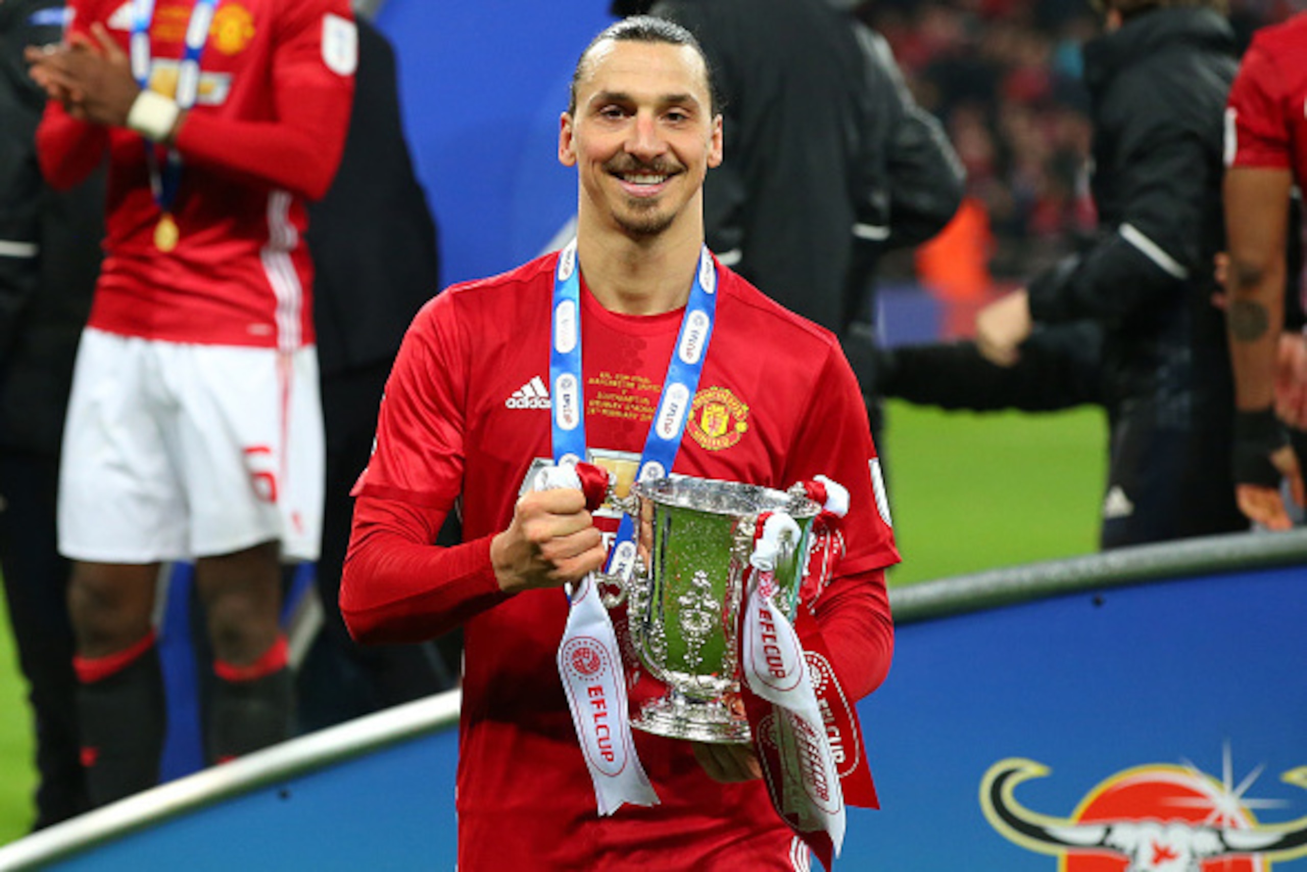 LONDON, ENGLAND - FEBRUARY 26:  Zlatan Ibrahimovic of Manchester United celebrates victory with the trophy after during the EFL Cup Final between Manchester United and Southampton at Wembley Stadium on February 26, 2017 in London, England. Manchester Unit