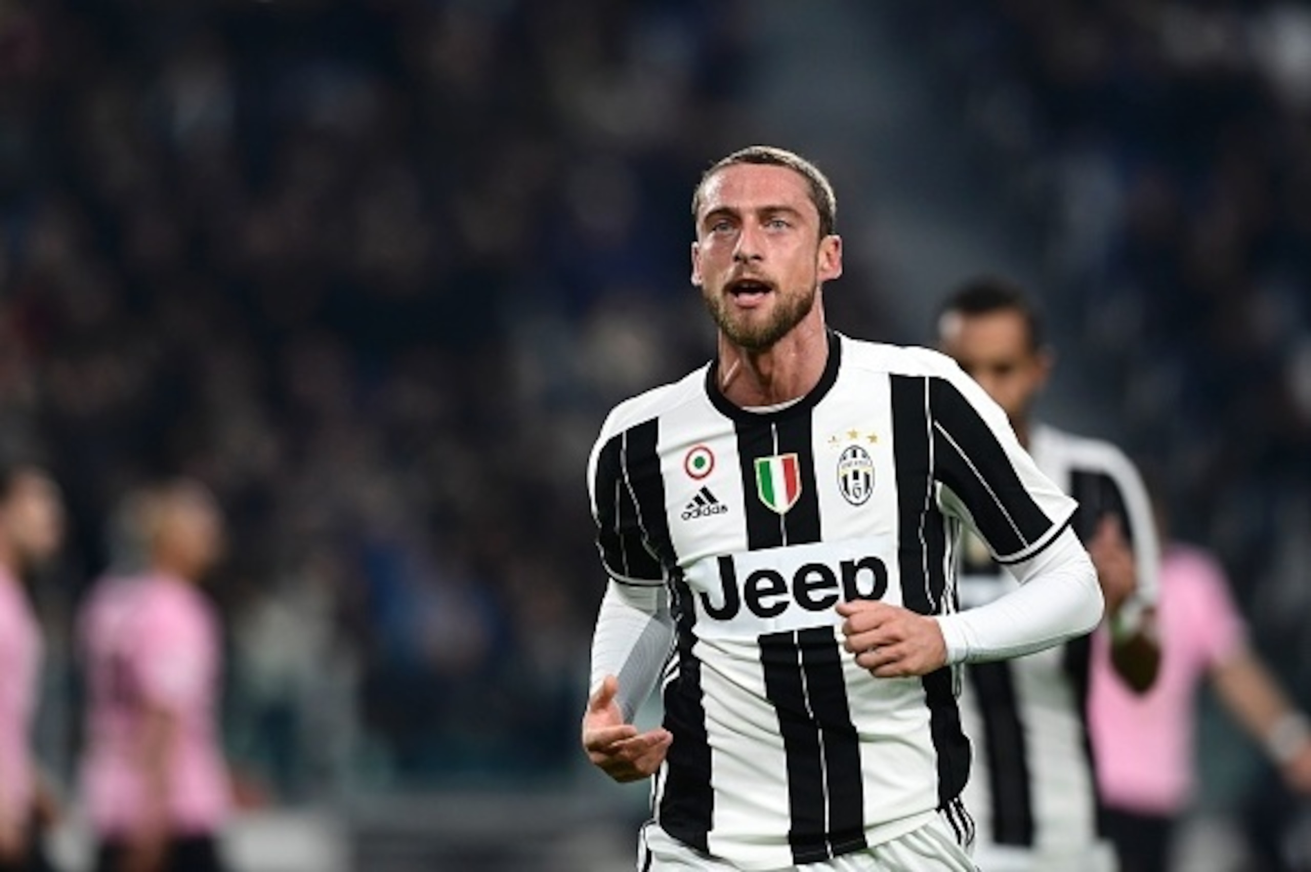 Juventus' Italian midfielder Claudio Marchisio celebrates after scoring a goal during the Italian Serie A football match between Juventus and Palermo at the Juventus Stadium in Turin on February 17, 2017. / AFP / MIGUEL MEDINA        (Photo credit should 
