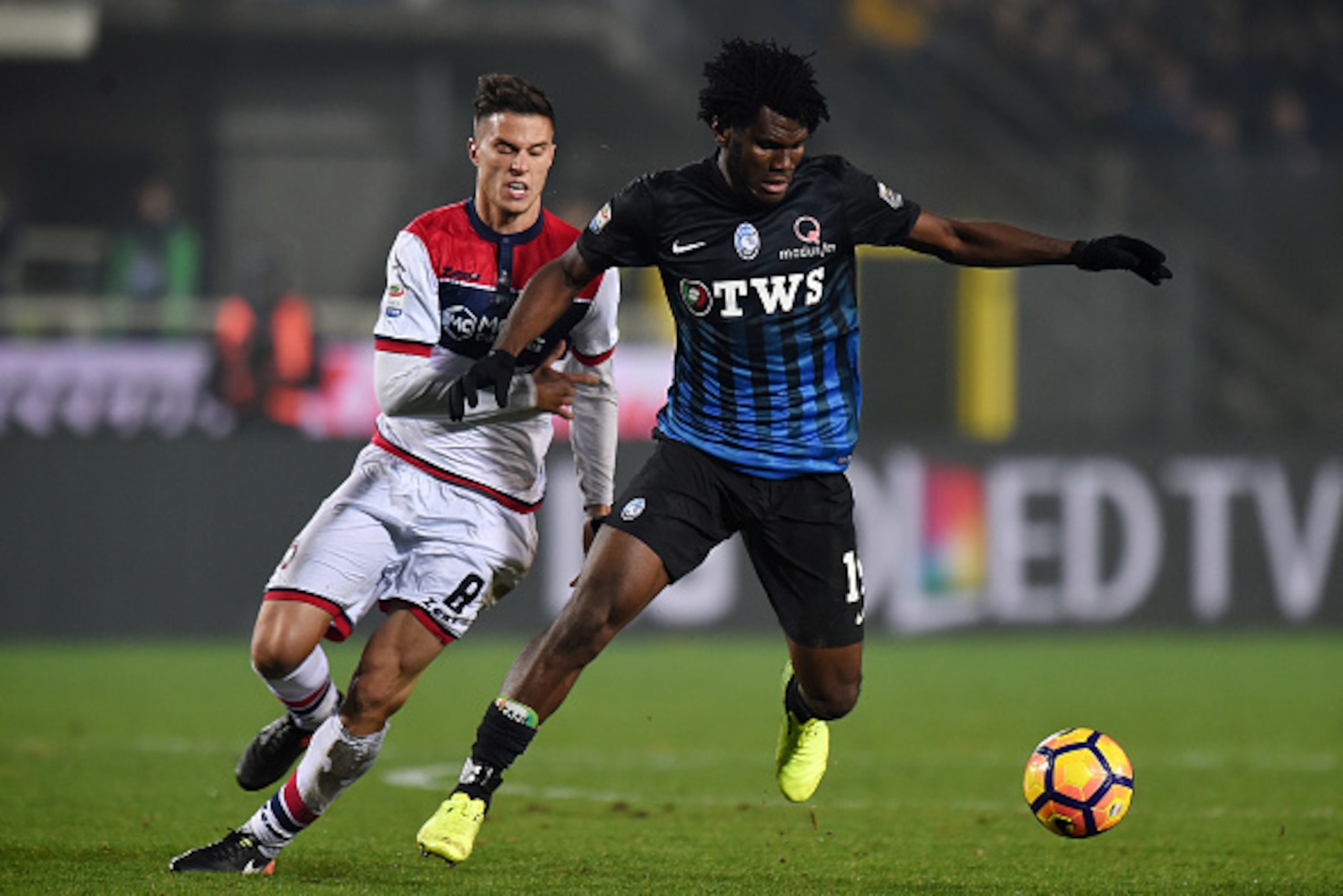 BERGAMO, ITALY - FEBRUARY 18:  Franck Kessie (R) of Atalantais is challenged by Lorenzo Crisetig of Crotone during the Serie A match between Atalanta BC and FC Crotone at Stadio Atleti Azzurri d'Italia on February 18, 2017 in Bergamo, Italy.  (Photo by Tu