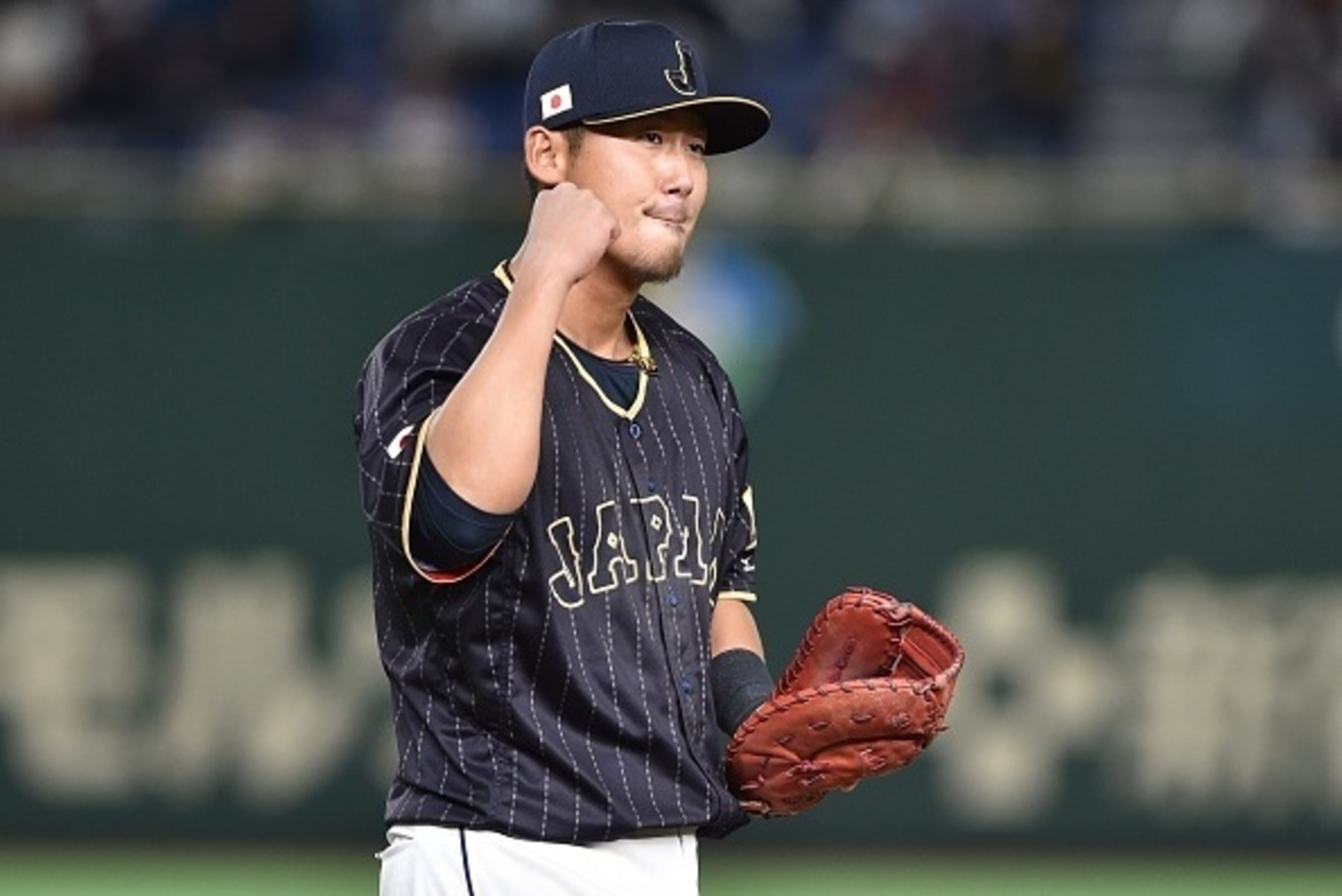 Japan's Sho Nakata acknowledges cheering fans in the bottom of the 11th inning during the World Baseball Classic Pool E second round match between Japan and Netherlands at Tokyo Dome in Tokyo on March 12, 2017. / AFP PHOTO / KAZUHIRO NOGI        (Photo cr