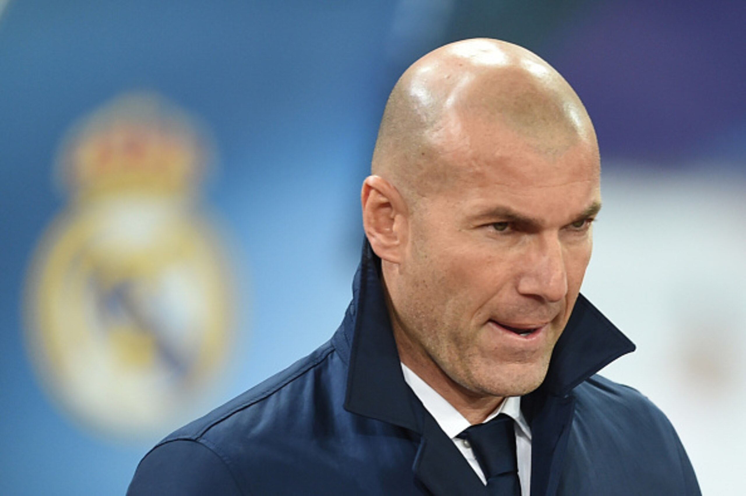 Real Madrid's French coach Zinedine Zidane looks on before the UEFA Champions League football match SSC Napoli vs Real Madrid on March 7, 2017 at the San Paolo stadium in Naples. Real Madrid won 1-3. / AFP PHOTO / Filippo MONTEFORTE        (Photo credit s