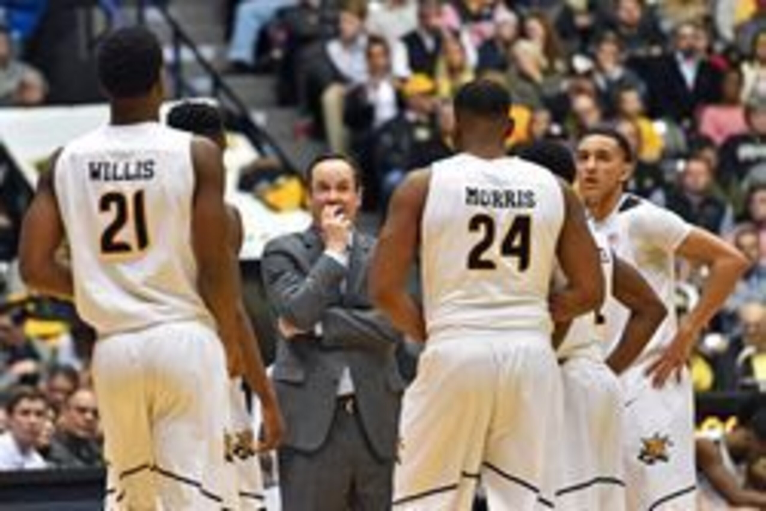 Jan 11, 2017; Wichita, KS, USA; Wichita State Shockers head coach Gregg Marshall (center) talks with his team during the second half against the Loyola-Chicago Ramblers at Charles Koch Arena. Mandatory Credit: Peter G. Aiken-USA TODAY Sports