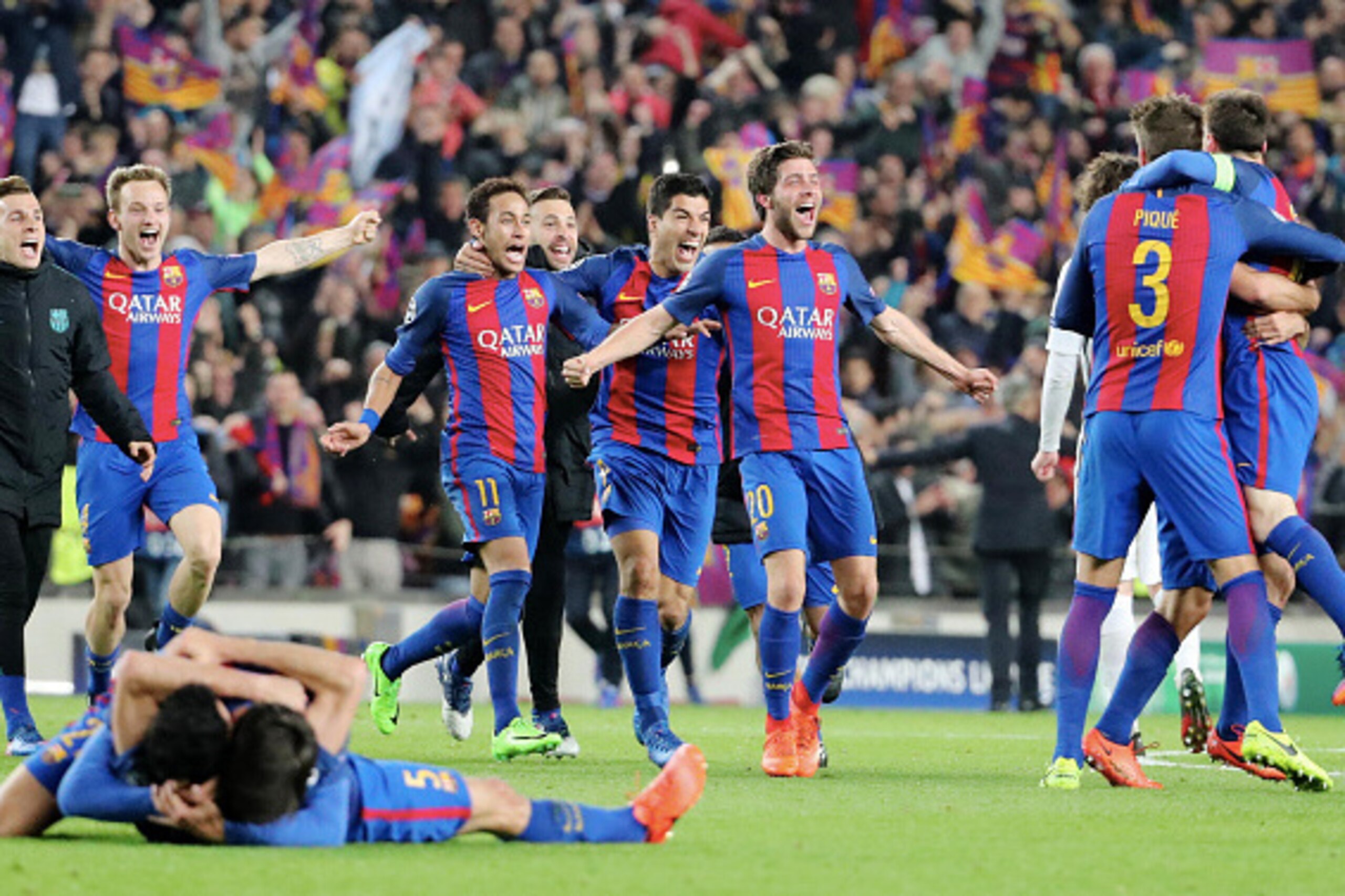 BARCELONA, SPAIN - MARCH 08:  Lucas Digne, Ivan Rakitic, Neymar Jr, Luis Suarez, Sergi Roberto, Gerard Pique and captain Lionel Messi of Barcelona FC celebrate the victory (6-1) after the UEFA Champions League Round of 16 second leg match between FC Barce