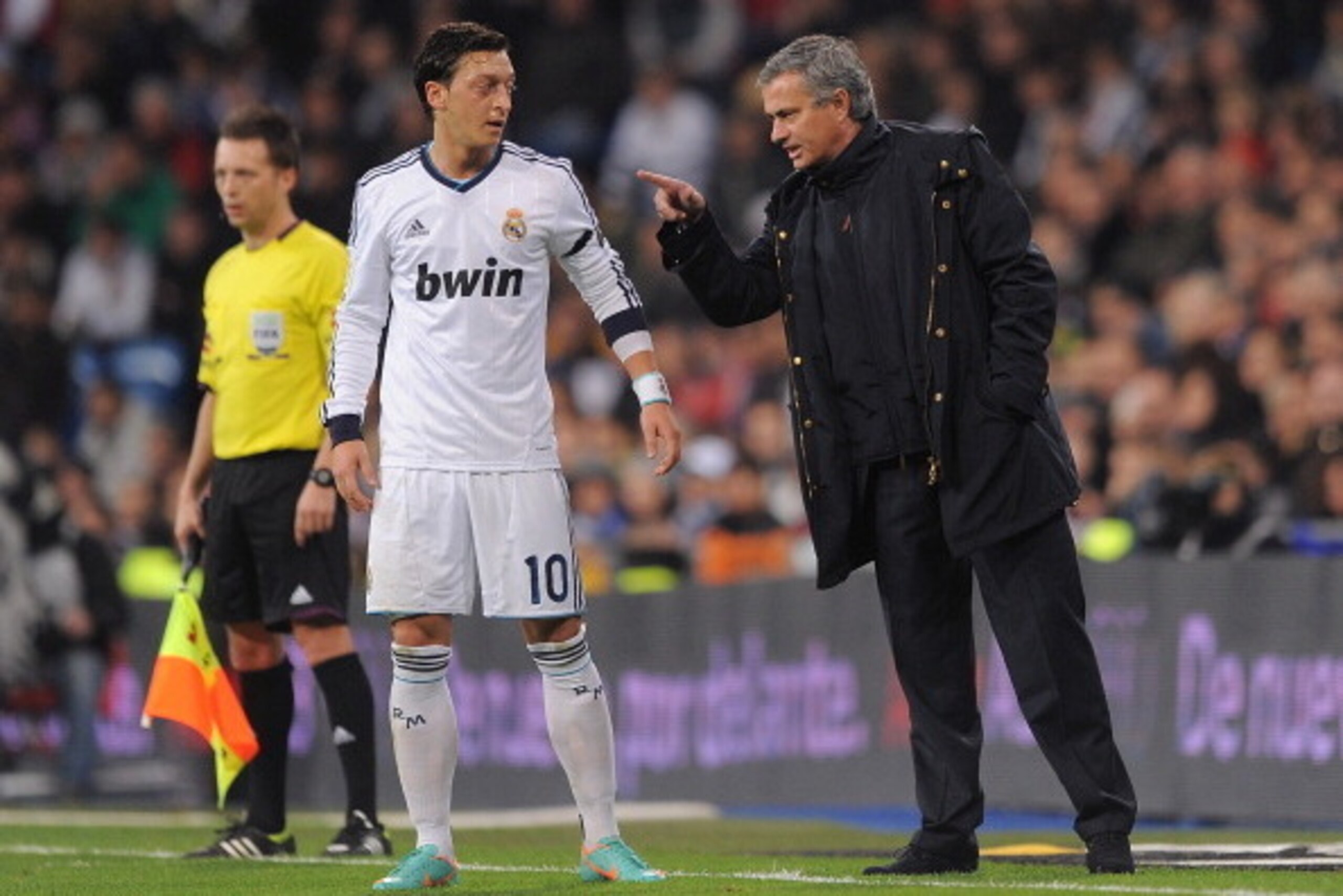 MADRID, SPAIN - DECEMBER 16:  Real Madrid CF head coach Jose Mourinho talks with Mesut Ozil of Real Madrid during the La Liga match between Real Madrid CF and RCD Espanyol at estadio Santiago Bernabeu on December 16, 2012 in Madrid, Spain.  (Photo by Deni