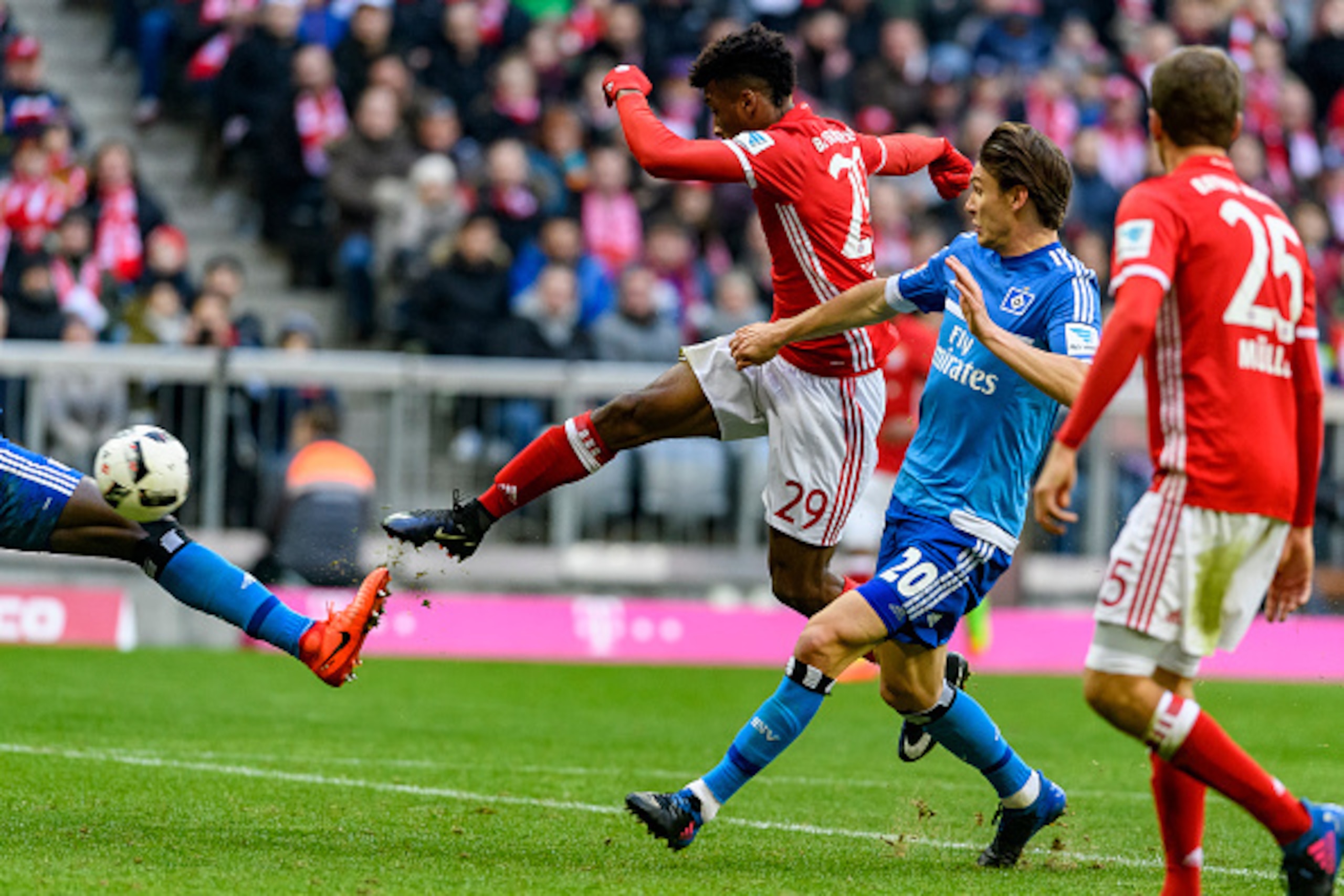 MUNICH, GERMANY - FEBRUARY 25: Kingsley Coman of Bayern Muenchen scores the seventh goal for his team during the Bundesliga match between Bayern Muenchen and Hamburger SV at Allianz Arena on February 25, 2017 in Munich, Germany. (Photo by Alexander Scheub